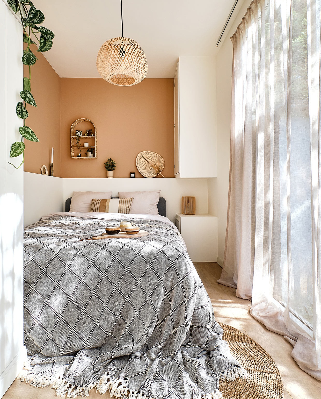 Schuifdeur op maat gemaakt. Gordijnen whkmp’sown Wehkamp. Rond vloerkleed Xenos. Bed Ikea. Sprei en kussen Maisons du Monde. Hanglamp Jysk. Muurverf in kleur Piramide van Praxis. Lijstjes gemaakt door een vriendin. Waaier Maisons du Monde. Plantenpot Ikea. Rieten nachtlampje Maisons du Monde. Mand met pompoms H&amp;M Home. Plantenpot vooraan herkomst onbekend. vtwonen special tiny houses | Fotografie Roos Oosterbroek dRaw studio 24  | Tekst Sara Madou