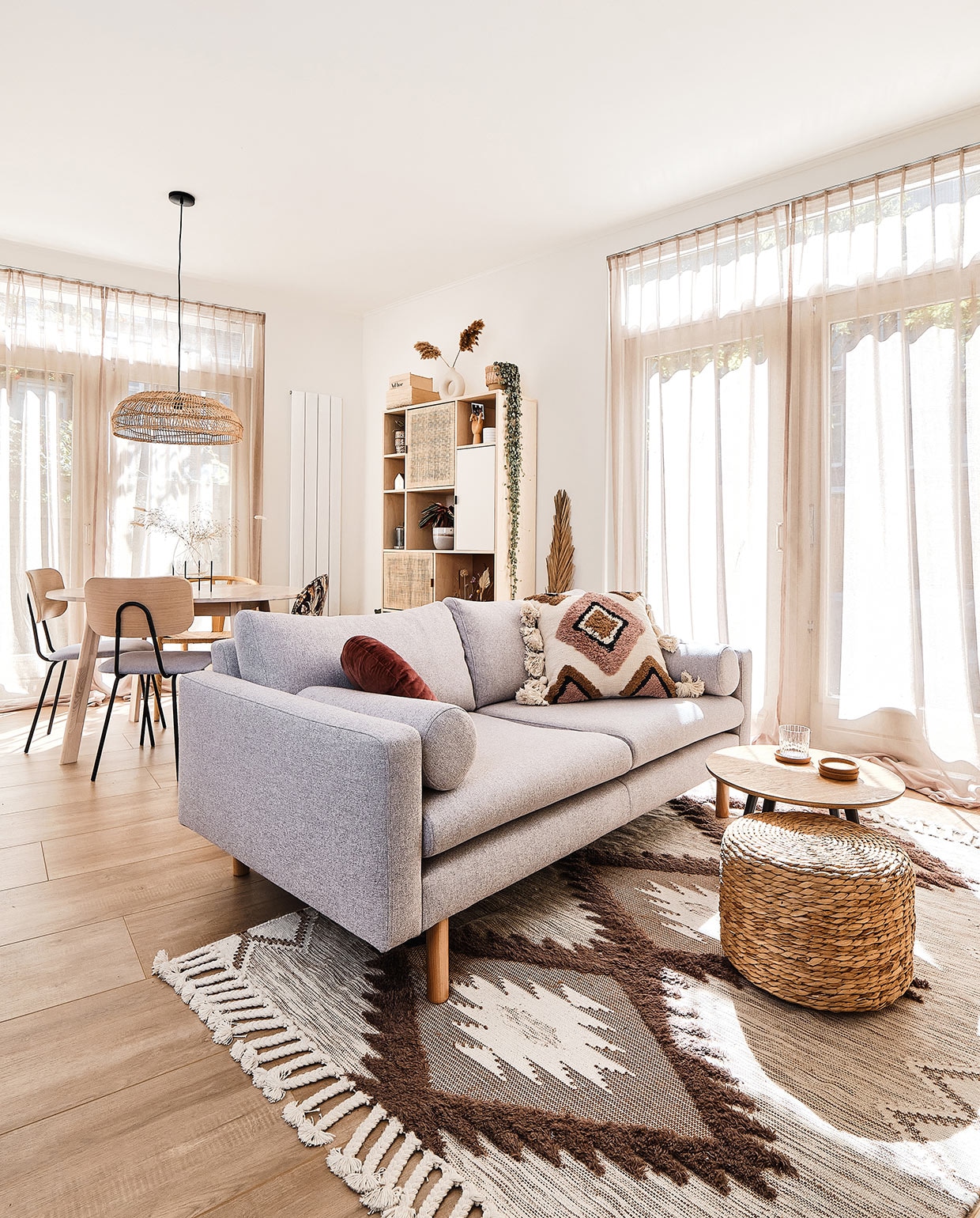 Vloer XL Rafter van vtwonen. Gordijnen whkmp’sown Wehkamp. Eettafel Woood. Stoffen stoel Kwantum. Houten stoel Sklum. Hanglamp en tafelkleed HKliving. Theepot Stelton via fonQ. Beker Bloomingville. Kast Maisons du Monde. Opbergkistjes Bloomingville.Cirkelvaas H&amp;M Home. Houten bijzettafel Kwantum. Vaas Jysk. Bank whkmp’sown Wehkamp. Rond kussen Essenza. Kussen met print en vloerkleed H&amp;M Home. Rieten poef Maisons du Monde. Bijzettafel Moos via fonQ. Servies Bloomingville. Rieten stoel Leen Bakker. vtwonen special tiny houses | Fotografie Roos Oosterbroek dRaw studio 24  | Tekst Sara Madou