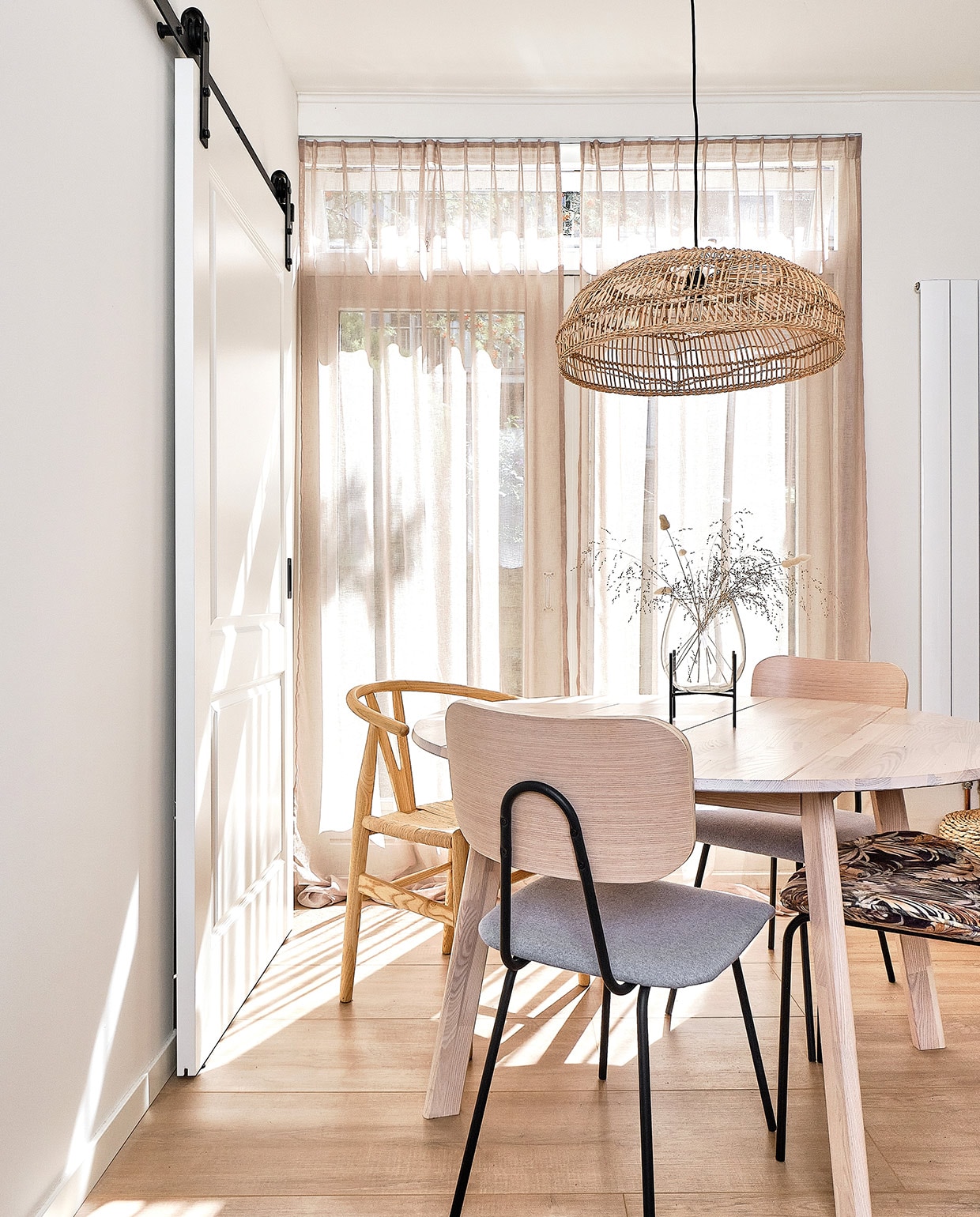 Tafel Woood. Hanglamp, tafelkleed, wijnglazen en servies HKliving. . Houten stoel Sklum. Stoffen stoel Kwantum. Theepot Stelton via fonQ. Vaasje Jysk. vtwonen special tiny houses | Fotografie Roos Oosterbroek dRaw studio 24  | Tekst Sara Madou