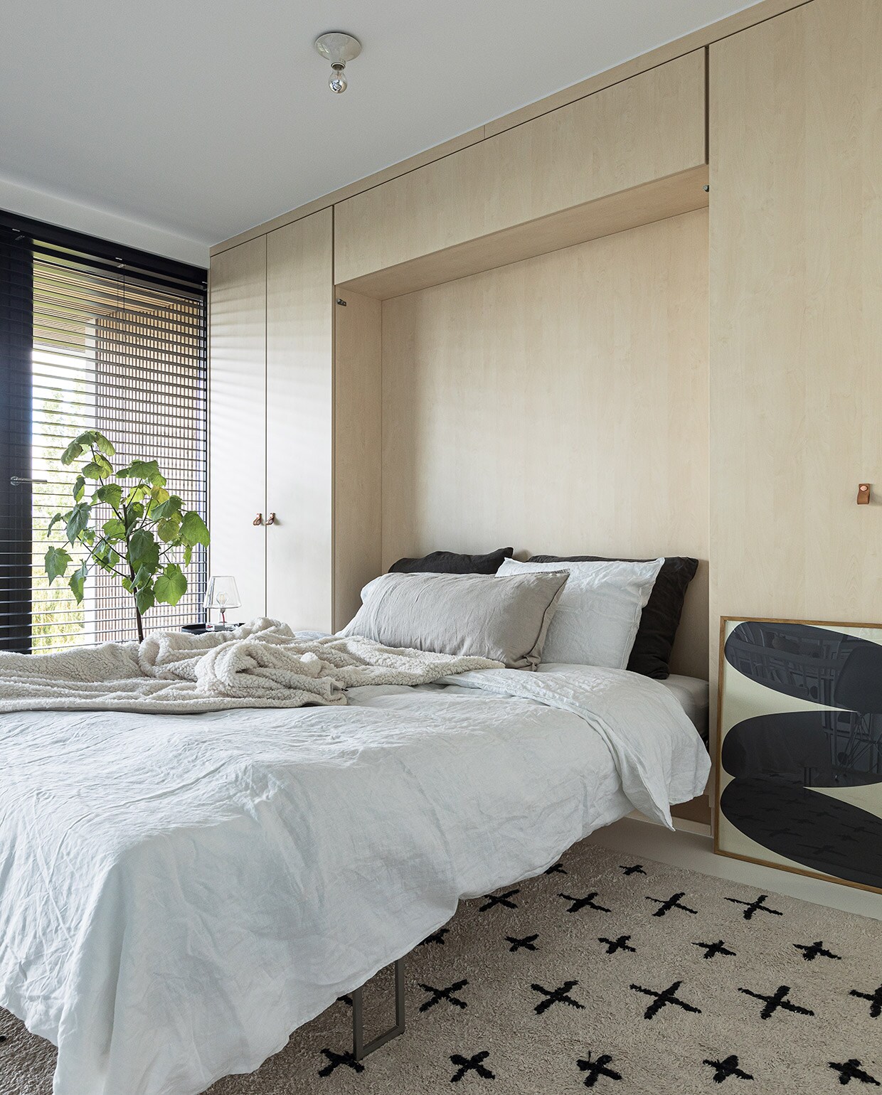 Beddengoed en takken H&amp;M Home. Vloerkleed vtwonen. Gordijnen Evert Groot. Zwarte blinds Veneta. Plafondlampen Teti van Artemide. vtwonen 04-2021 | styling Cathelijne Sterenberg | fotografie Sonja Velda | tekst Adeline Mans