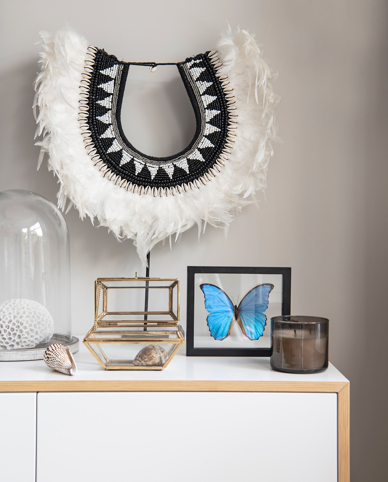 Ketting met veren Koya Living. Pot Nunc Amsterdam. Vlinder gekocht in Peru. Vitrinedoosje Sissy-Boy. Kaars Bath and Body Works. Kast op maat gemaakt door Mint Interiors. vtwonen 04-2021 | Styling Inge van Lieshout | Productie Insidehomepage | Fotografie Louis Lemaire | Tekst Inge van Lieshout | Tekstbewerking Anna van der Heijden