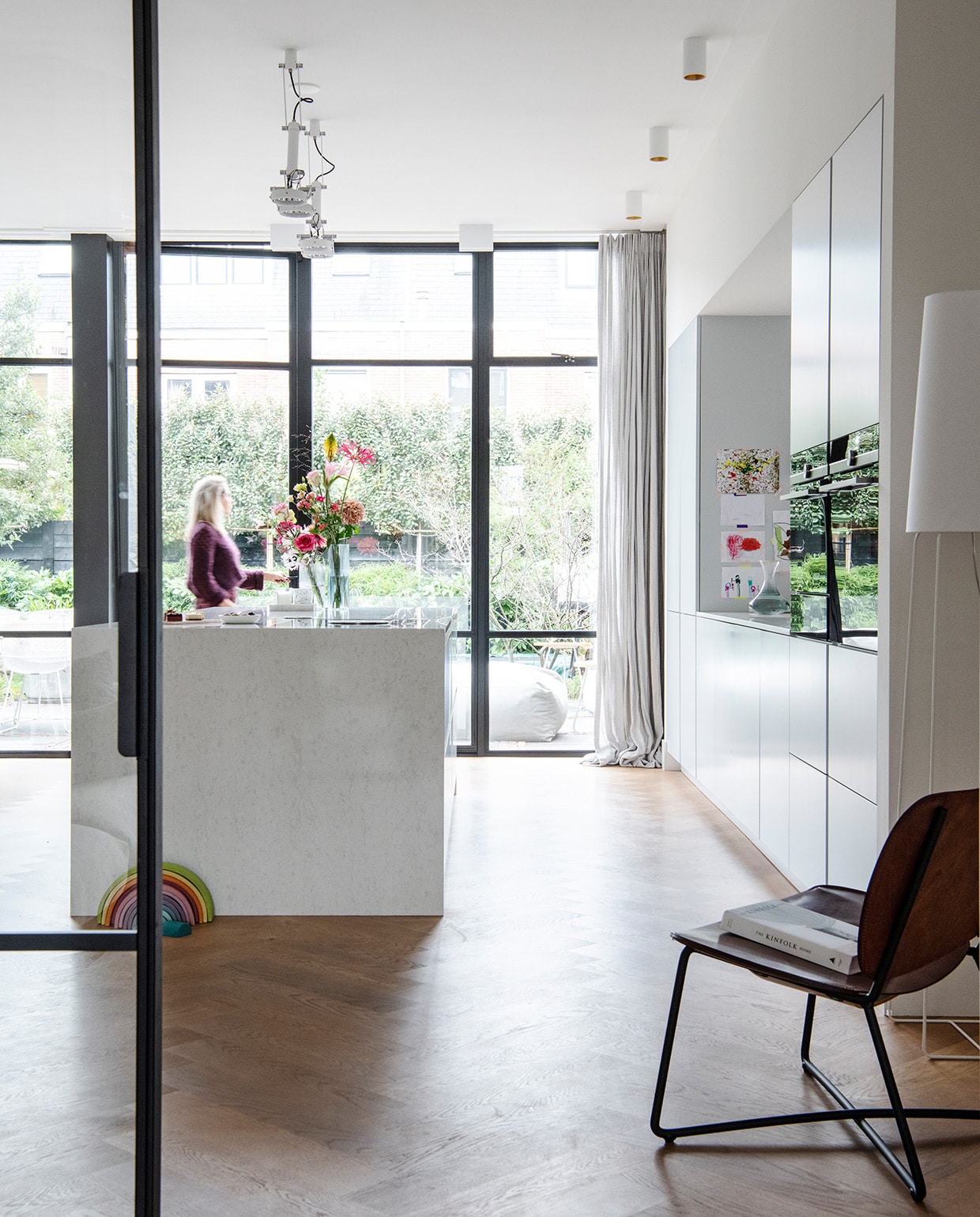 Hanglampen en cilinderspots Modular. Linnen gordijnen in Misty Grey van By Mölle. Regenboog-speelgoed Grimms. Vaas Fest. Leren stoel Functionals. vtwonen 04-2021 | Styling Inge van Lieshout | Productie Insidehomepage | Fotografie Louis Lemaire | Tekst Inge van Lieshout | Tekstbewerking Anna van der Heijden