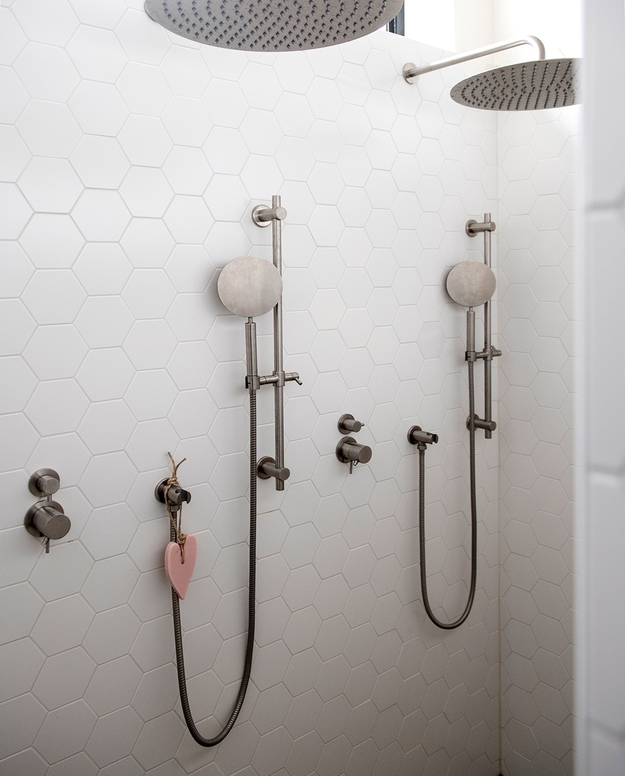 Marmeren tegels via Tegelhuis. Sanitair onbekend. vtwonen 04-2021 | Styling Inge van Lieshout | Productie Insidehomepage | Fotografie Louis Lemaire | Tekst Inge van Lieshout | Tekstbewerking Anna van der Heijden