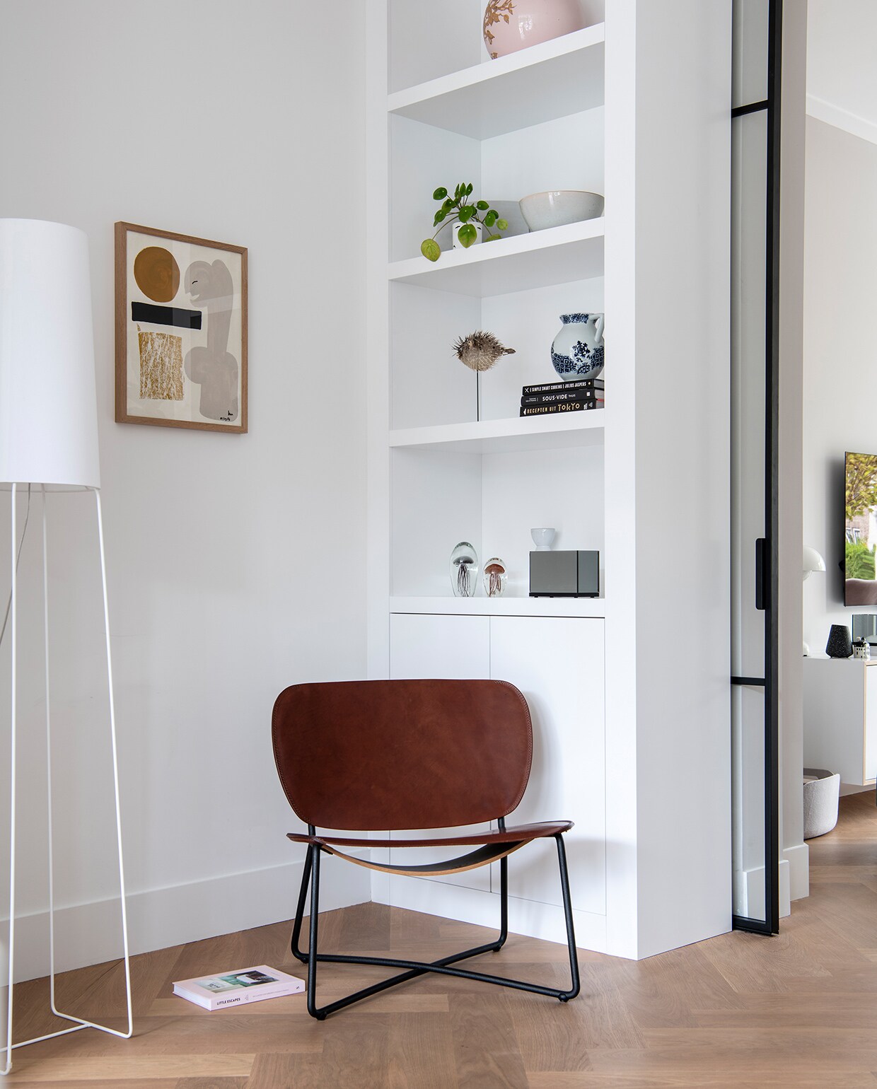 Vloer eiken. Inbouwkast gemaakt in Polen. Schaal Broste Copenhagen. Stekelvis Maison Nl Amsterdam. Pot Urban Nature Culture. Kwallen in glas HKliving. Vaas My Deer Art Shop. Kandelaar &amp;Klevering. Leren stoel Functionals. Kunstwerk Kat Klerks. Witte vloerlamp frauMaier. vtwonen 04-2021 | Styling Inge van Lieshout | Productie Insidehomepage | Fotografie Louis Lemaire | Tekst Inge van Lieshout | Tekstbewerking Anna van der Heijden
