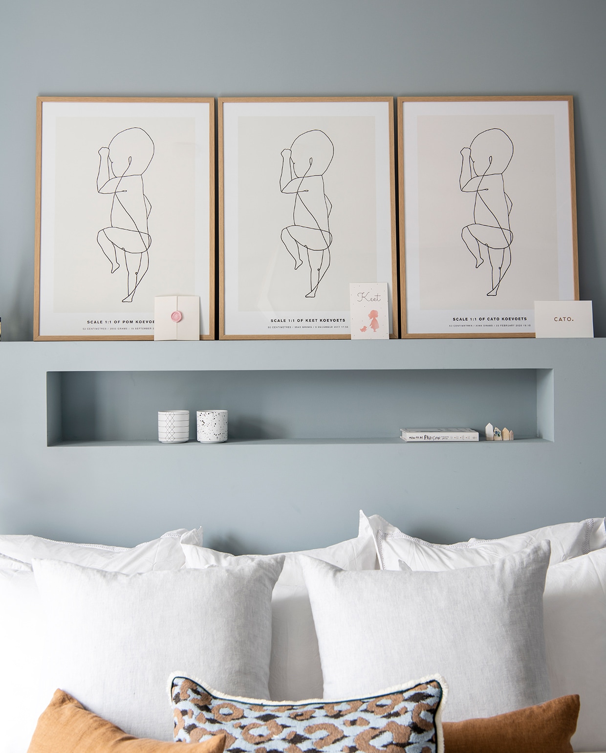 Muurverf Bone China Deep Blue 184 van Little Greene. Linnen gordijnen, bruine kussens, grijze kussens en grijze sprei By Mölle. Beddengoed Zara Home. Hanglamp Lullaby Lightyears. Nachtlampen Bolt van Tonone. Posters The Birth Poster. Vloerkleed HKliving. Waxinelichthouders Fest. vtwonen 04-2021 | Styling Inge van Lieshout | Productie Insidehomepage | Fotografie Louis Lemaire | Tekst Inge van Lieshout | Tekstbewerking Anna van der Heijden