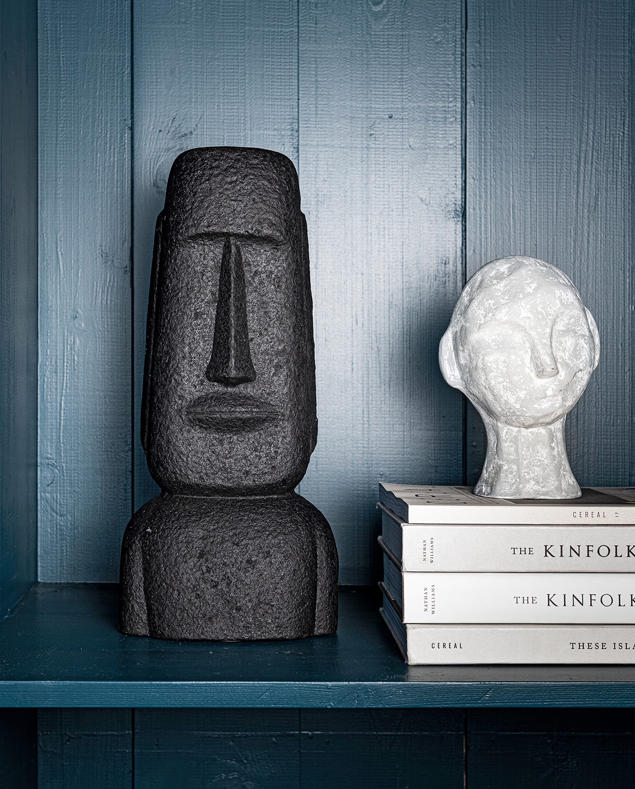 Zwarte sculptuurbuste gemaakt van ecomix, 17,5×12,5×39 cm (bxdxh). Zandkleurige sculptuurkop gemaakt van ecomix, in maat S, 13,5×12,5 x 20 cm (bxdxh). Boeken privébezit. vtwonen 05-2021 | productie Tanja Saarberg | styling Kim van Rossenberg | fotografie Sjoerd Eickmans