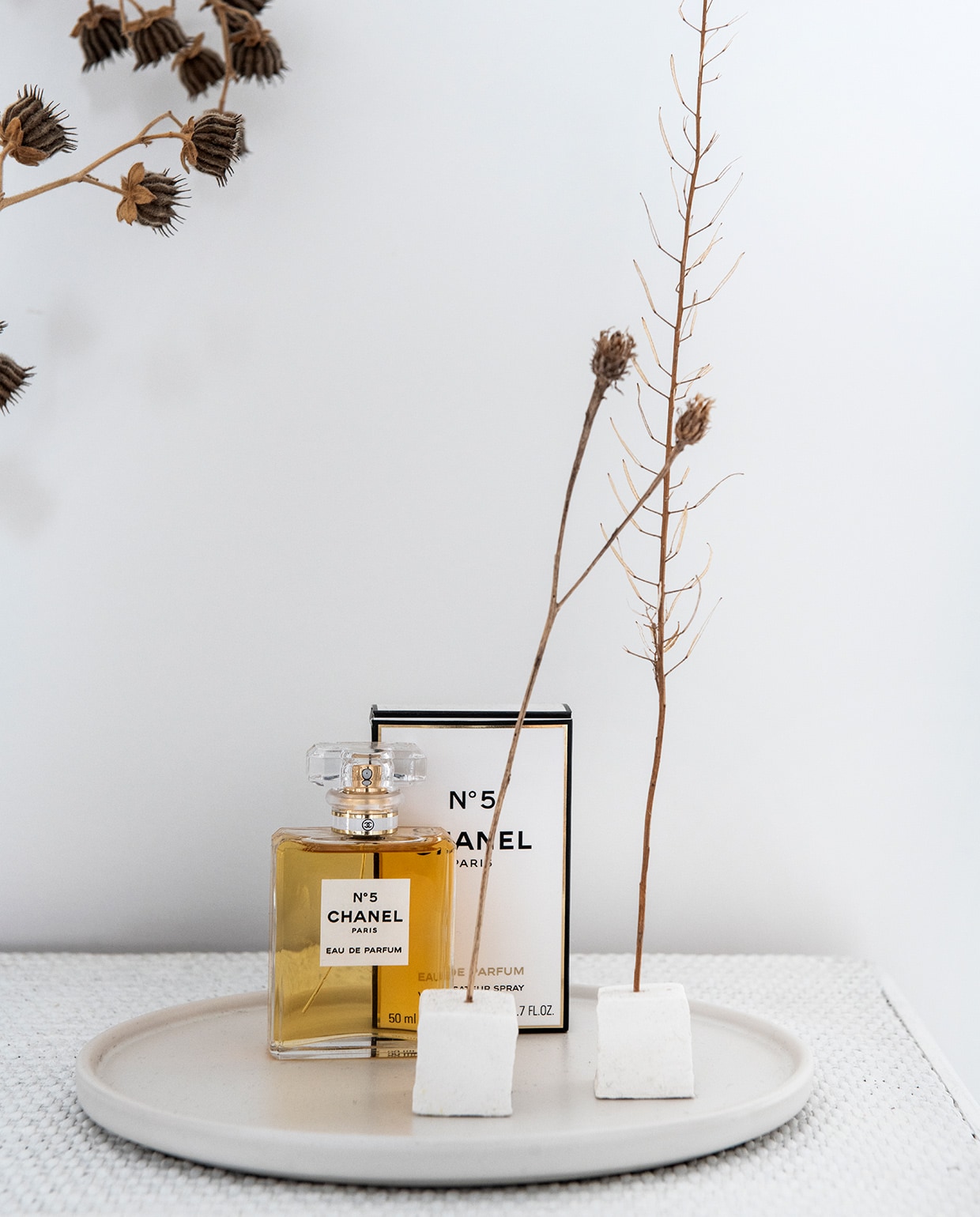 Parfum N°5 Chanel. vtwonen 04-2021 | styling Marit Saladini | fotografie Louies Lemaire