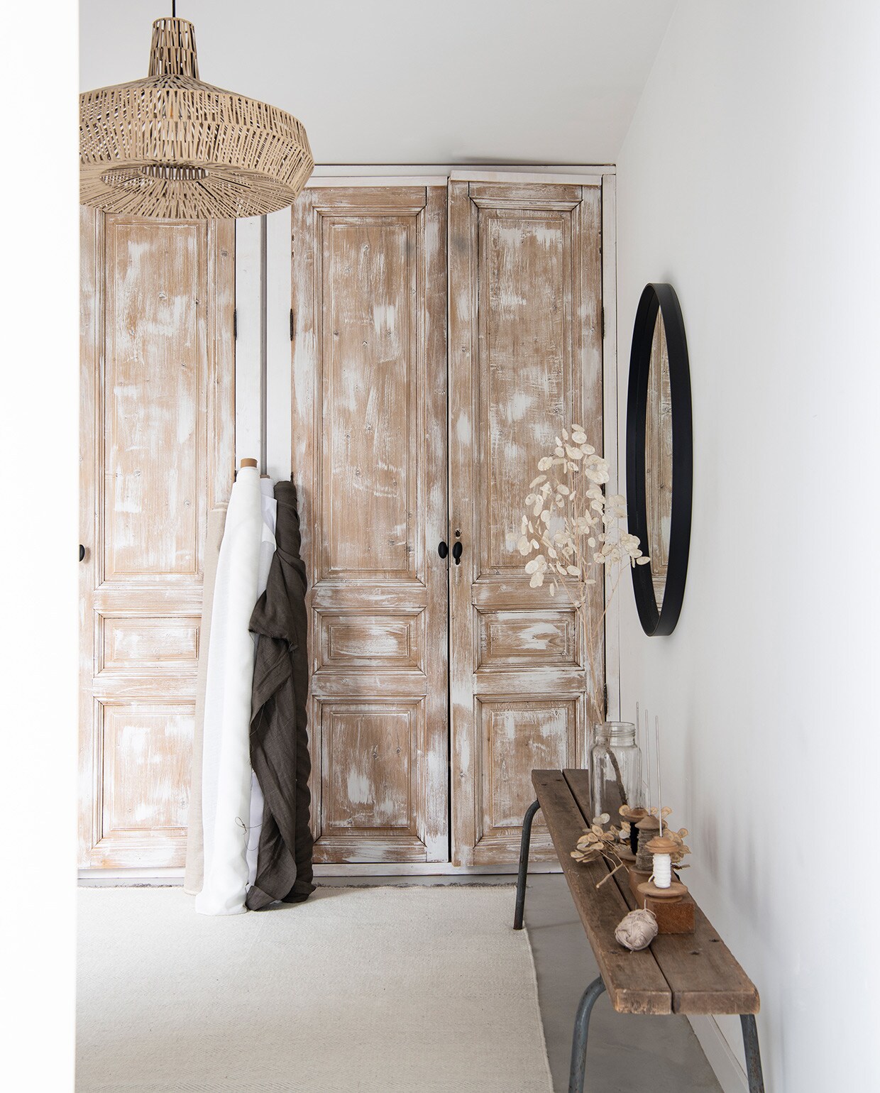Paneeldeuren Zo Gelukkig Brocante, oude gymnastiekbank uit een school, spiegel Loods 5, kleed Kaatz, lamp vtwonen. Overig herkomst onbekend. vtwonen 04-2021 | styling Marit Saladini | fotografie Louies Lemaire