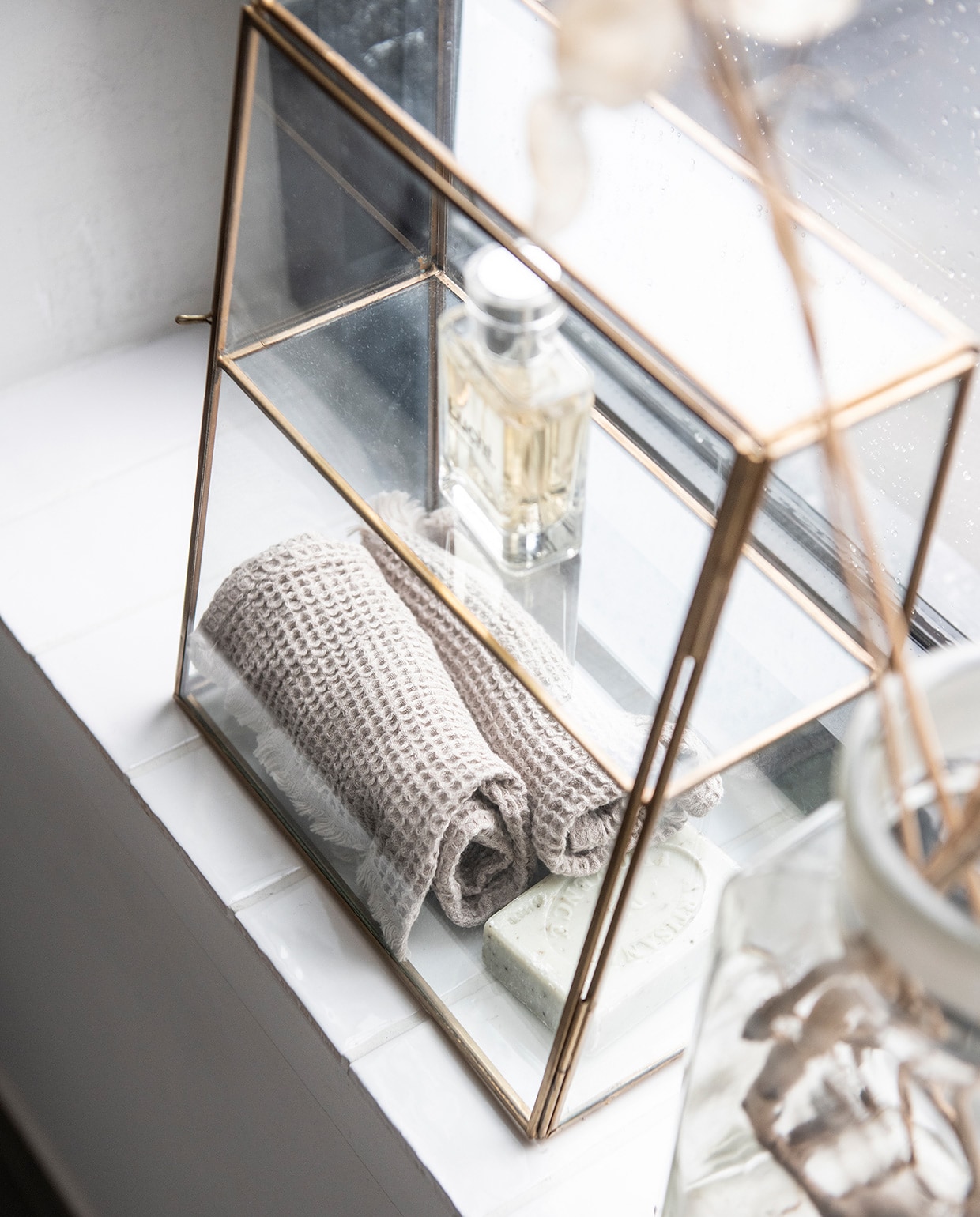 Glazen vitrine Jysk. vtwonen 04-2021 | styling Marit Saladini | fotografie Louies Lemaire | tekst Christien Jansen
