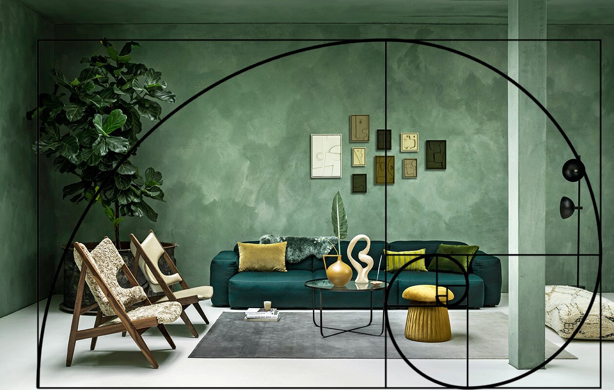 Wollen elementenbank van Hay, 74,6×95,5 cm (dxb), per element vanaf € 2129,-, schapenvacht € 69,- (eijerkamp.nl). Vloerkleed 200×300 cm, per m2, € 900,-, leren Knitting stoel van Menu vanaf € 2595,- (kasstoor.nl). Schapenwollen Knitting stoel van Menu vanaf € 2595,- (designtales.nl). Salontafel van glas en staal van Bloomingville € 269,-, velours poef van Bloomingville € 111,20, mosgroen velours kussen van Hay € 79,-, vaas van HKliving € 99,90, wit object van Bloomingville vtwonen 01-2021 | styling Marianne Luning | fotografie Stan Koolen