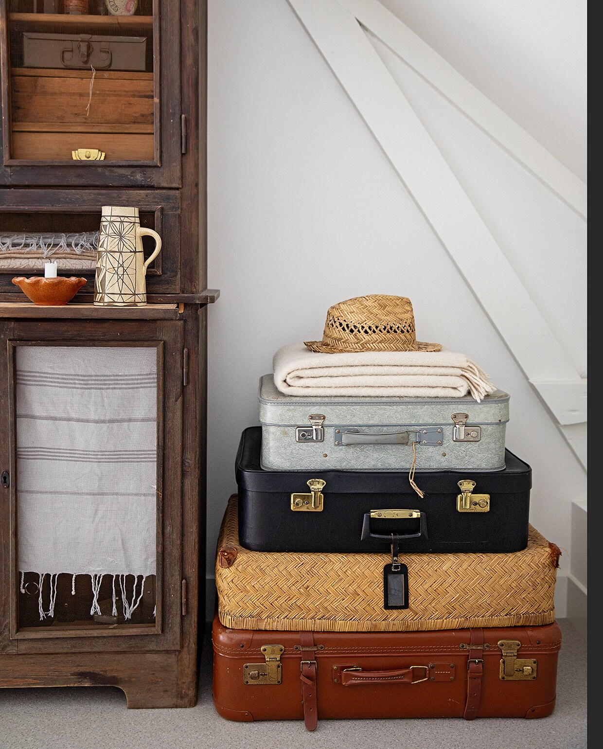Kast Carlotte Antiek en Brocante, hamamdoek Sissy-Boy, koffers, terracotta kandelaar en hoed Bij Lokaal, witte deken Ikea, witte kan kringloop. vtwonen 04-2021 | productie en styling Ilona Jongepier | fotografie Dana van Leeuwen | tekst Anna van der Heijden