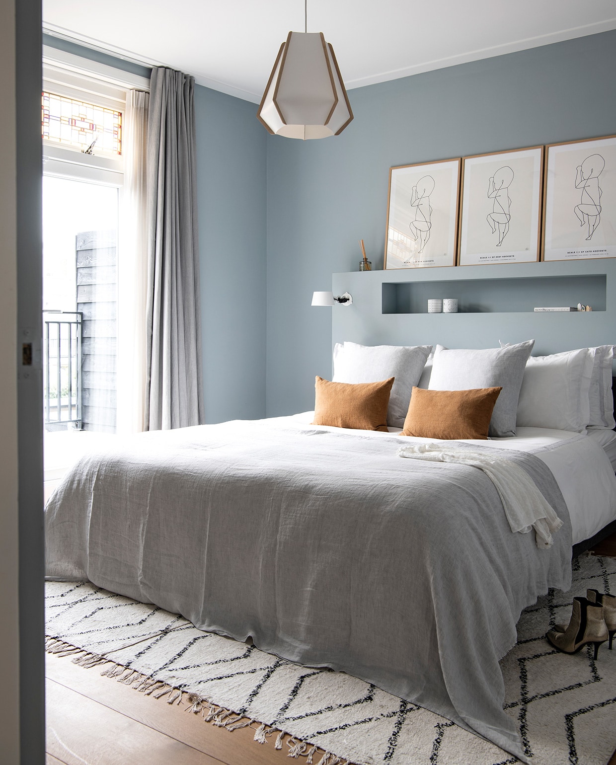 Muurverf Bone China Deep Blue 184 van Little Greene. Linnen gordijnen, bruine kussens, grijze kussens en grijze sprei By Mölle. Beddengoed Zara Home. Hanglamp Lullaby Lightyears. Nachtlampen Bolt van Tonone. Posters The Birth Poster. Vloerkleed HKliving. Waxinelichthouders Fest. vtwonen 04-2021 | Styling Inge van Lieshout | Productie Insidehomepage | Fotografie Louis Lemaire | Tekst Inge van Lieshout | Tekstbewerking Anna van der Heijden