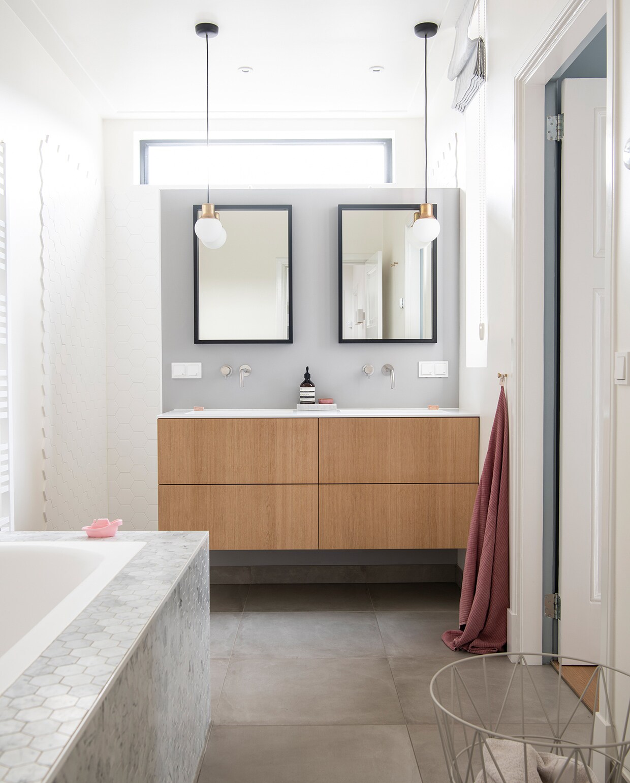 Vloertegels via Kol Tegels Haarlem. Badtegels Tegelhuis Marmeren. Muurverf achter spiegels Purbeck Stone 275 van Farrow &amp; Ball. Wastafelmeubel Not Only White. Spiegels Loof. Lampen &amp;Tradition. Wasmand Ferm Living. Sanitair en handdoek onbekend. vtwonen 04-2021 | Styling Inge van Lieshout | Productie Insidehomepage | Fotografie Louis Lemaire | Tekst Inge van Lieshout | Tekstbewerking Anna van der Heijden