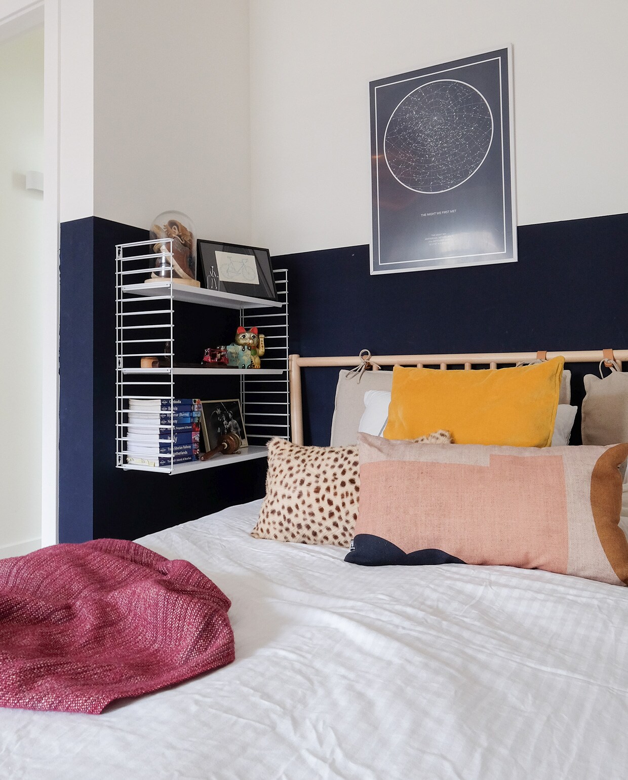 Bed met hoofdbord Ikea. Poster The Night Sky. Beddengoed H&amp;M Home. vtwonen 03-2021 | productie Coco features | styling Gerlise van Putten | fotografie Sabine Burkunk