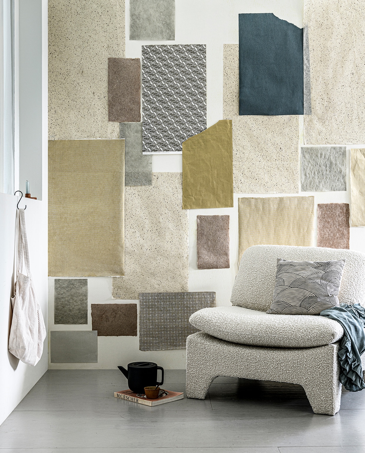 Papier (vliegerpapier.nl). Fauteuil Retro in bouclé (hkliving.nl). Tas aan haak (studionoos.com). Kandelaar van terracotta (basiclabel.nl). Blauwe kaars (sostrenegrene.com). Overig privébezit.