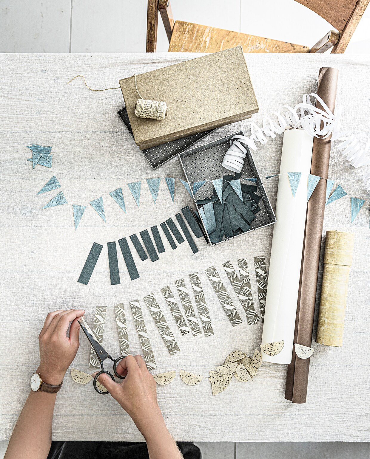 Papier (vliegerpapier.nl). Doos met stippen, rol wit papier; afwasbaar, rol bruin inpakpapier (sostrenegrene.com). Overig privébezit. vtwonen 2020 DIY special 02 | ontwerp &amp; styling Marlies Does | fotografie Sjoerd Eickmans