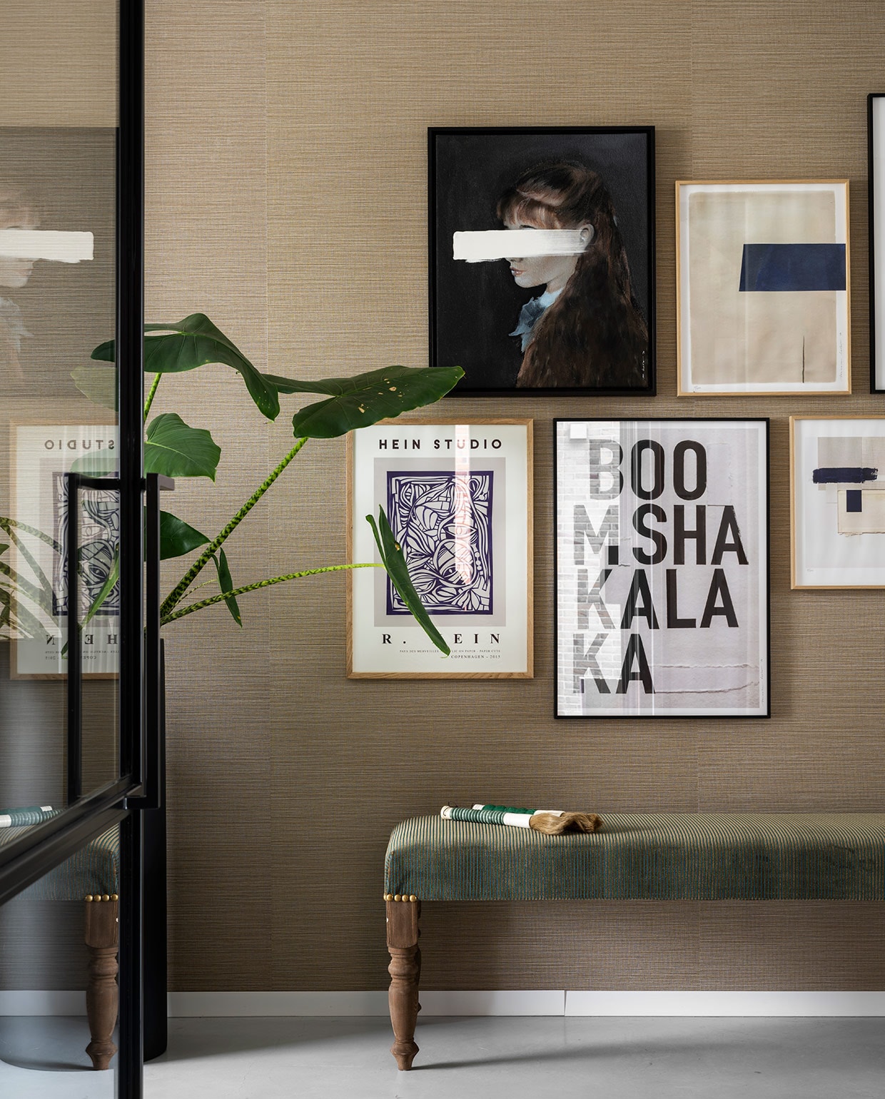 Behang Aztec Arte, bank La Vie Bohème met stof van Jim Thompson, kunstwerken aan de muur van My Deer Art Shop en The Poster Club.  vtwonen 03-2021 | productie CocoFeatures | Styling Wendy Verhaegh | fotografie Stan Koolen