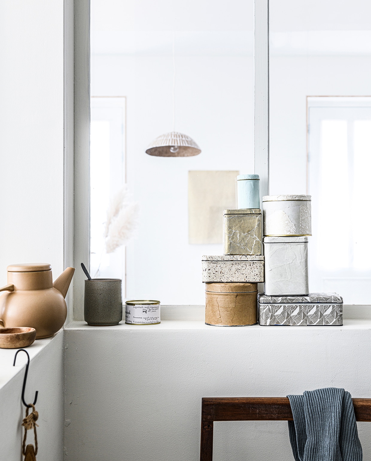 Papiersoorten (vliegerpapier.nl). Kraftpapier, blauw geribde doek (sostrenegrene.com). Theepot Bubble in kleur Sand (hkliving.nl). Overig privébezit.