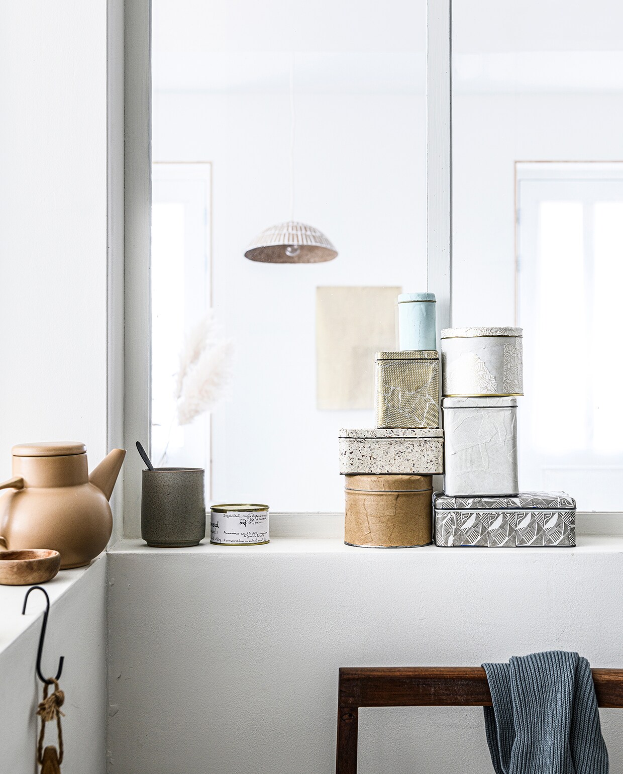 Papiersoorten (vliegerpapier.nl). Kraftpapier, blauw geribde doek (sostrenegrene.com). Theepot Bubble in kleur Sand (hkliving.nl). Overig privébezit.
