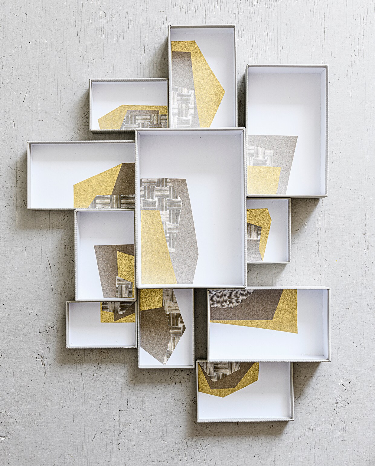 Sierdozen (pipoos.com). Papier (vliegerpapier.nl). Om op te hangen: Powerstrips (tesa.com).