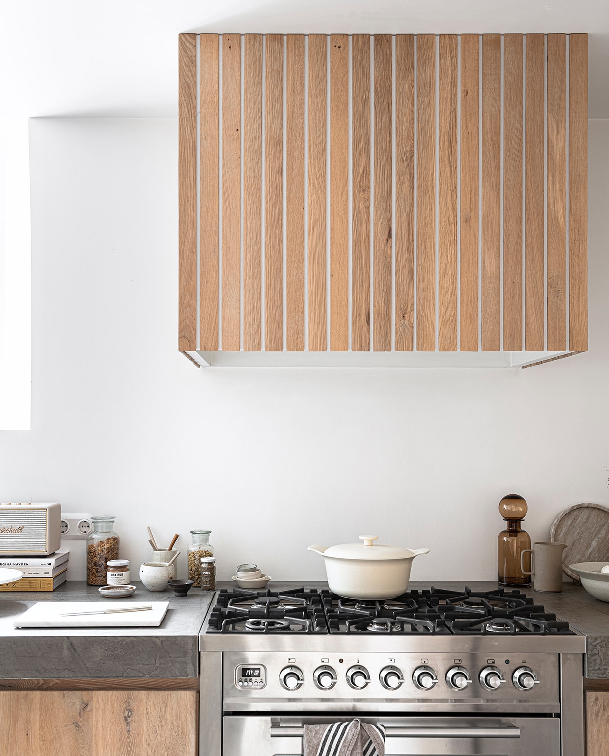 Grote vaas, pan, kom, geruite shopper (zarahome.com). Marmeren dienblad, marmeren snijplank, marmeren taartplateau, linnen schort (hm.com). Bruine glazen karaf met bol-dop (loods5.nl). Kleihanger (ohmyhome.nl). Keuken op maat gemaakt (fredconstant.nl). Overig privébezit. styling Kim van Rossenberg | fotografie Sjoerd Eickmans