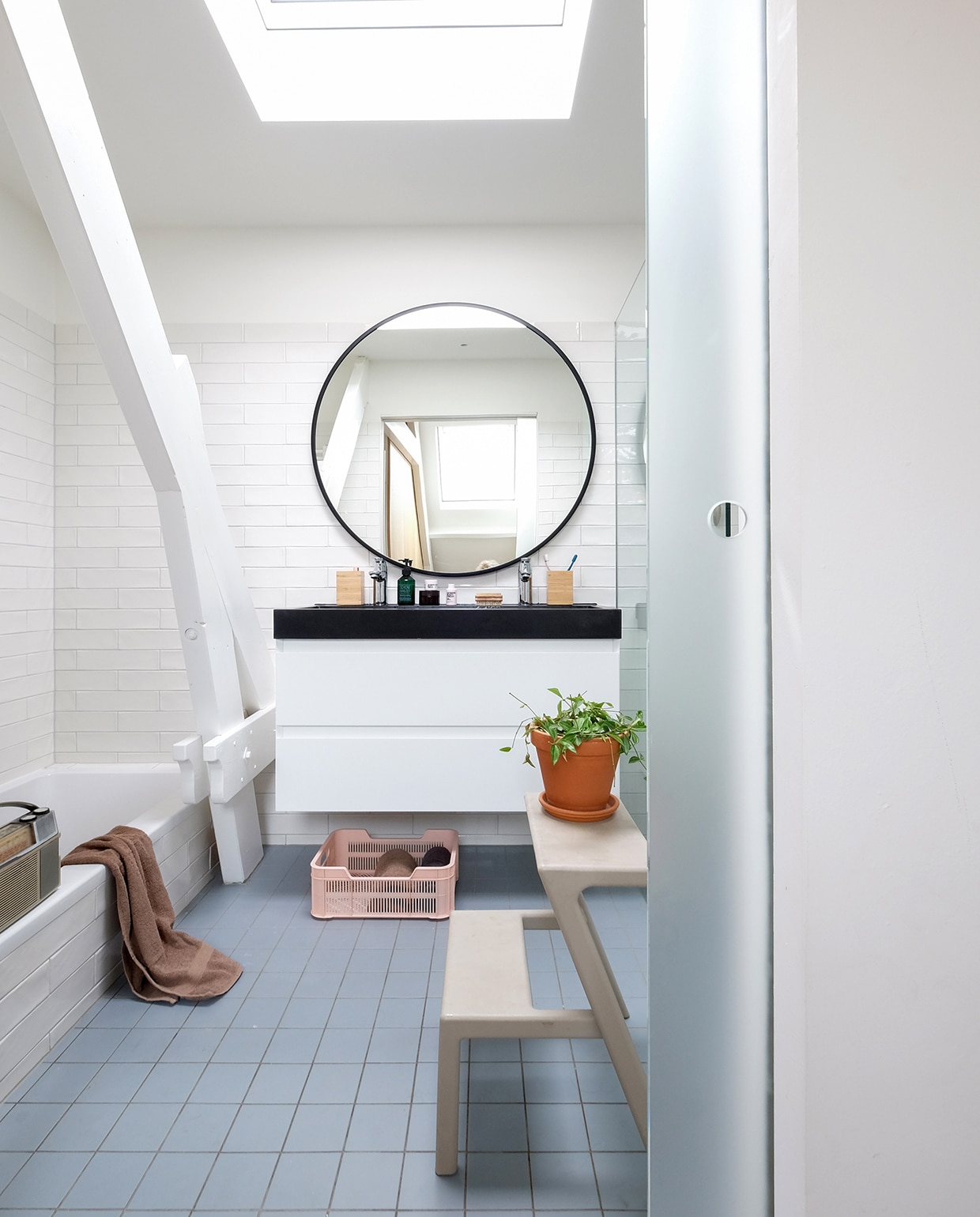 Vloertegels Winckelmans. Spiegel Sissy-Boy. Trapje Ikea. Krat Hema. Bad Villeroy &amp; Boch. Portugese cementtegels op de muur Florencia Blanco en Sea Foam. vtwonen 03-2021 | productie Coco features | styling Gerlise van putten | fotografie Sabine Burkunk