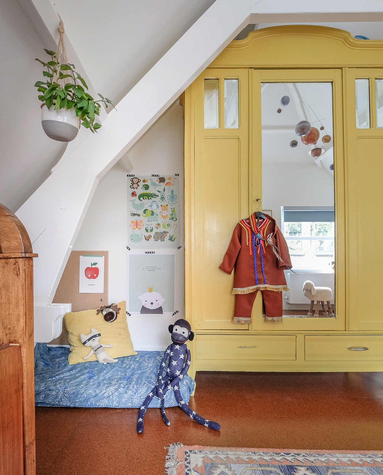 Kast brocante, geschilderd in de kleur Babouche van Farrow &amp; Ball. Matrashoes van handgeschilderde sarong uit Indonesië. Kleed Marktplaats. Plantenhanger Intratuin. Aap Loods 5. Indianenpakje gemaakt door Iris’ moeder. vtwonen 03-2021 | productie Coco features | styling Gerlise van putten | fotografie Sabine Burkunk