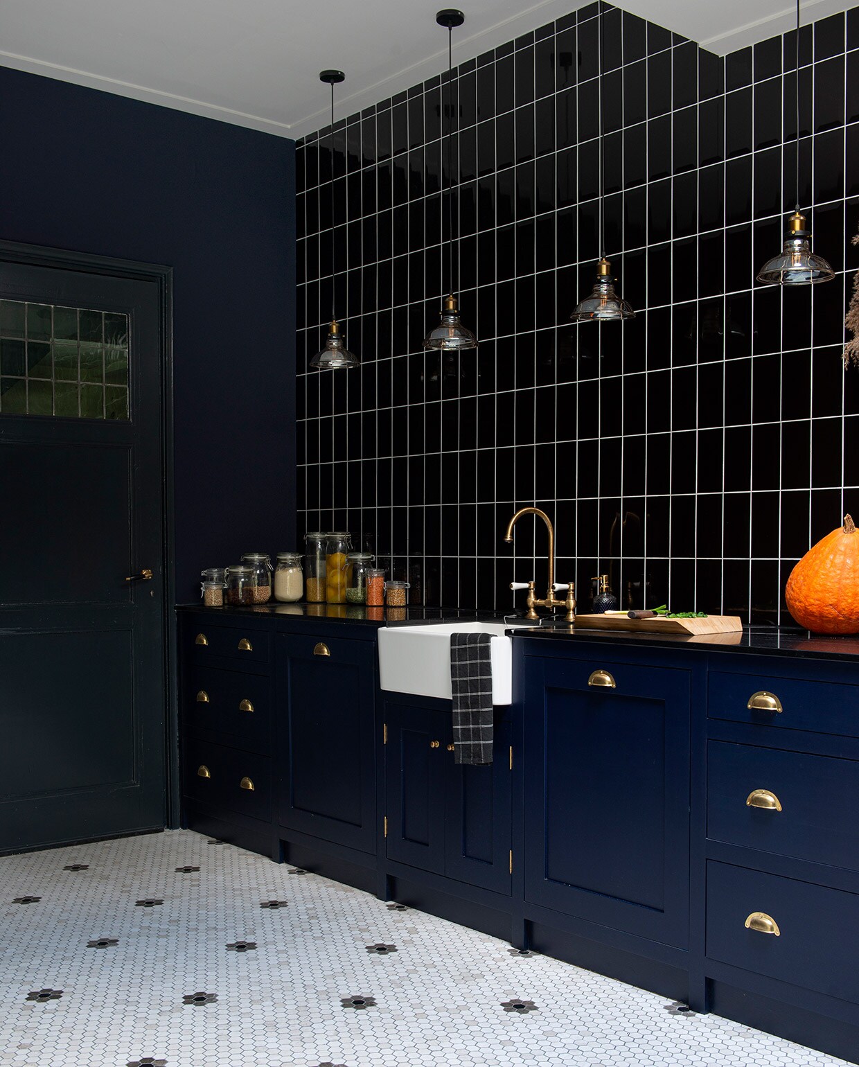 Muurverf Dock Blue van Little Greene. Wandtegels Karwei. Tegelvloer Designtegels. Keuken op maat gemaakt door Martens &amp; Dochters. Kranen Boretti, wasbak Villeroy &amp; Boch. Hanglampen AliExpress. Glazen potten Ikea. Zeeppomp Jysk. Snijplank gekregen. vtwonen 03-2021 | Fotografie Caroline Coehorst | Tekst Adeline Mans