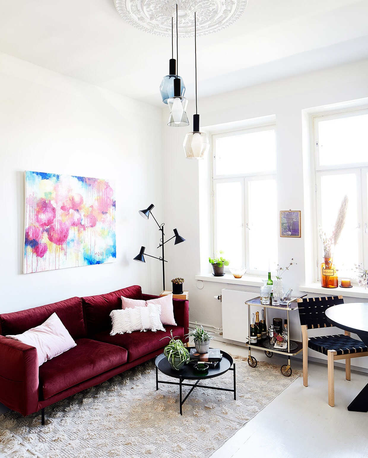 Schilderij Aino-Maija Laaksonen. Bank Hakola, kussens H&amp;M Home. Vloerkleed Anno Collection. Salontafel Ikea. Staande lamp Habitat. Hanglampen Tapio Wirkkala (Elisa’s oudoom!). Barwagen Fargo. Artek-stoelen vintage. Tafel Jotex. vtwonen special tiny houses 2021 | productie Living Inside | fotografie Krista Keltanen