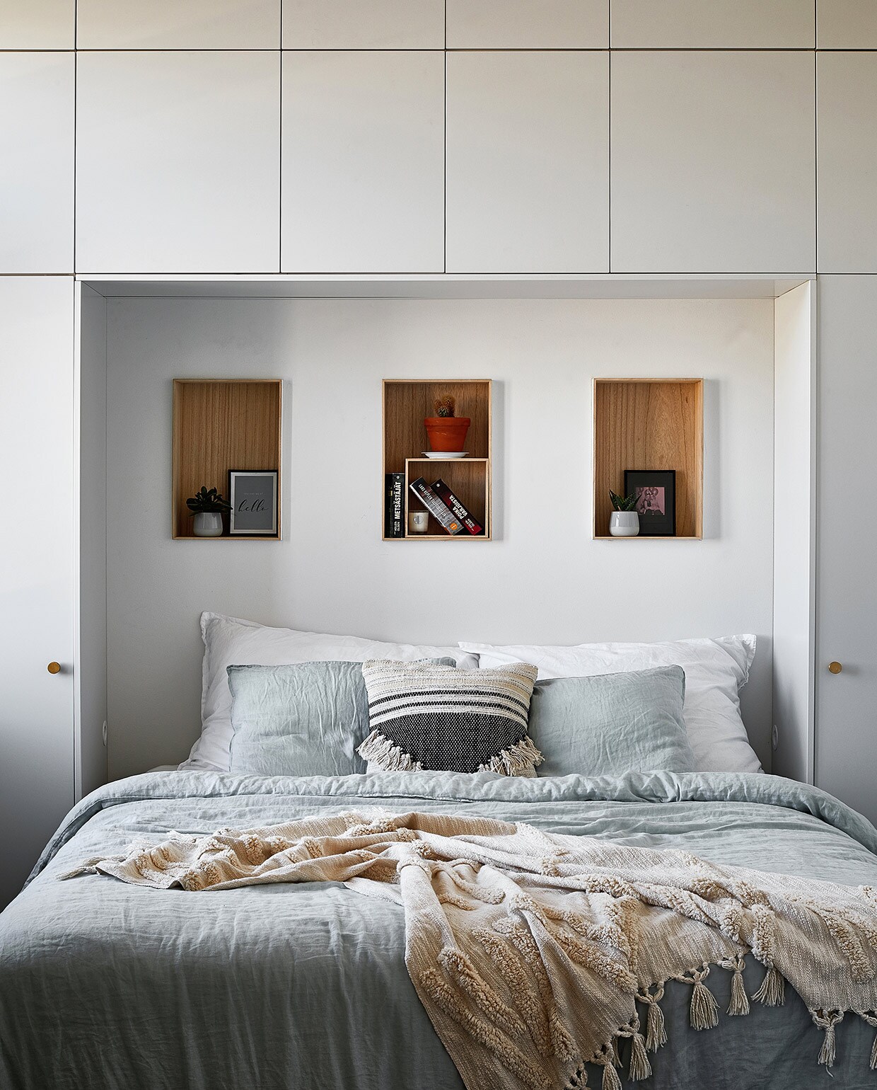 Beddengoed Ikea. Wandnissen Casa Stockmann. Kastenwand op maat gemaakt door Blau Interior. vtwonen special tiny houses 2021 | productie Living Inside | fotografie Krista Keltanen