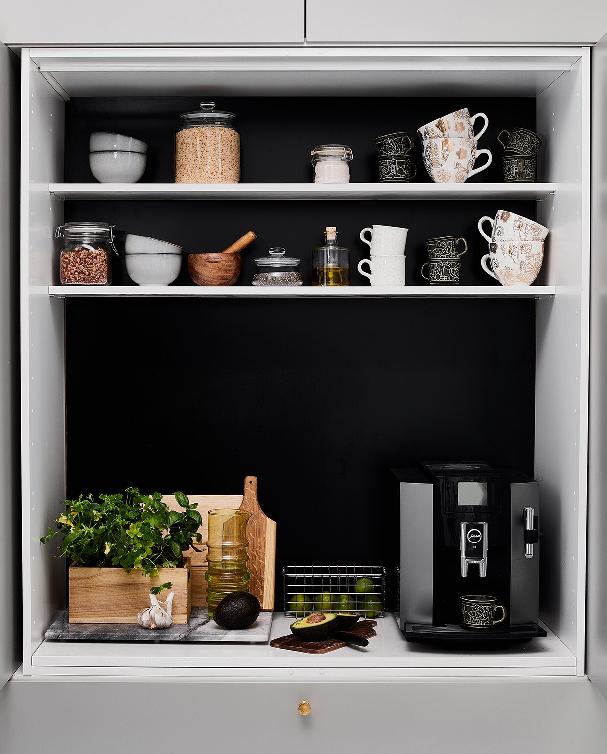 Keuken met inschuifdeuren op maat gemaakt door Blau Interior, geverfd in kleur ON.00.76 van Flexa. Overig privébezit. vtwonen special tiny houses 2021 | productie Living Inside | fotografie Krista Keltanen
