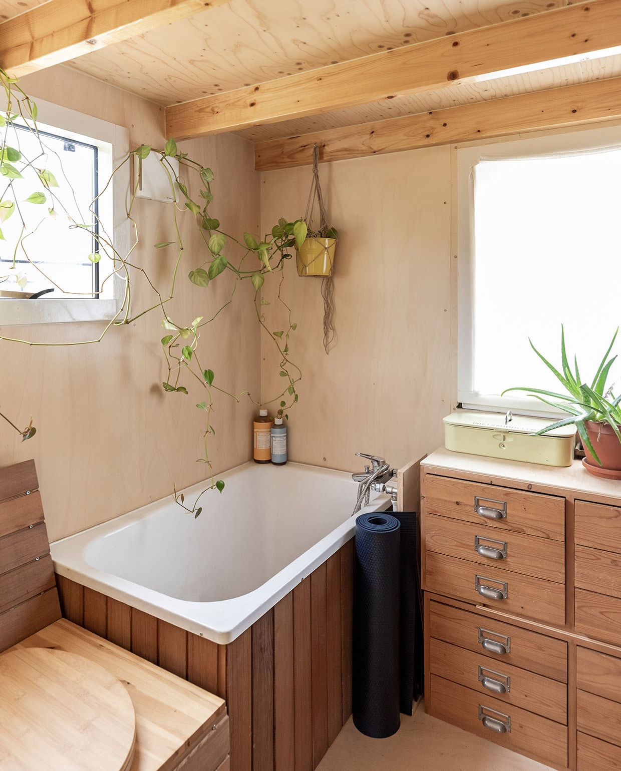 Zitbad Marinella, composttoilet zelfgemaakt. Houten wanden afgewerkt met vijf lagen parketlak. Badkamermeubel gemaakt van oude Lundia-ladenblokken. Metalen (schoenpoets) blik kringloop. vtwonen special tiny houses 2021 | Fotografie Margriet Hoekstra