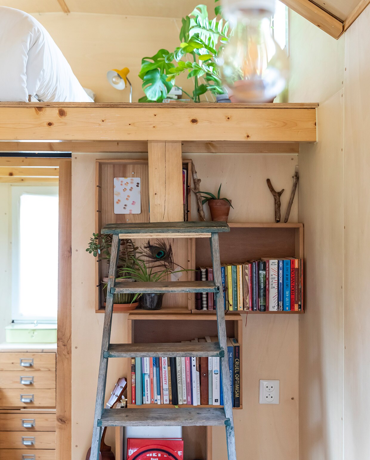 Houten schuifdeur zelfgemaakt van restplanken vurenhout, schuifdeursysteem Intersteel. vtwonen special tiny houses 2021 | Fotografie Margriet Hoekstra