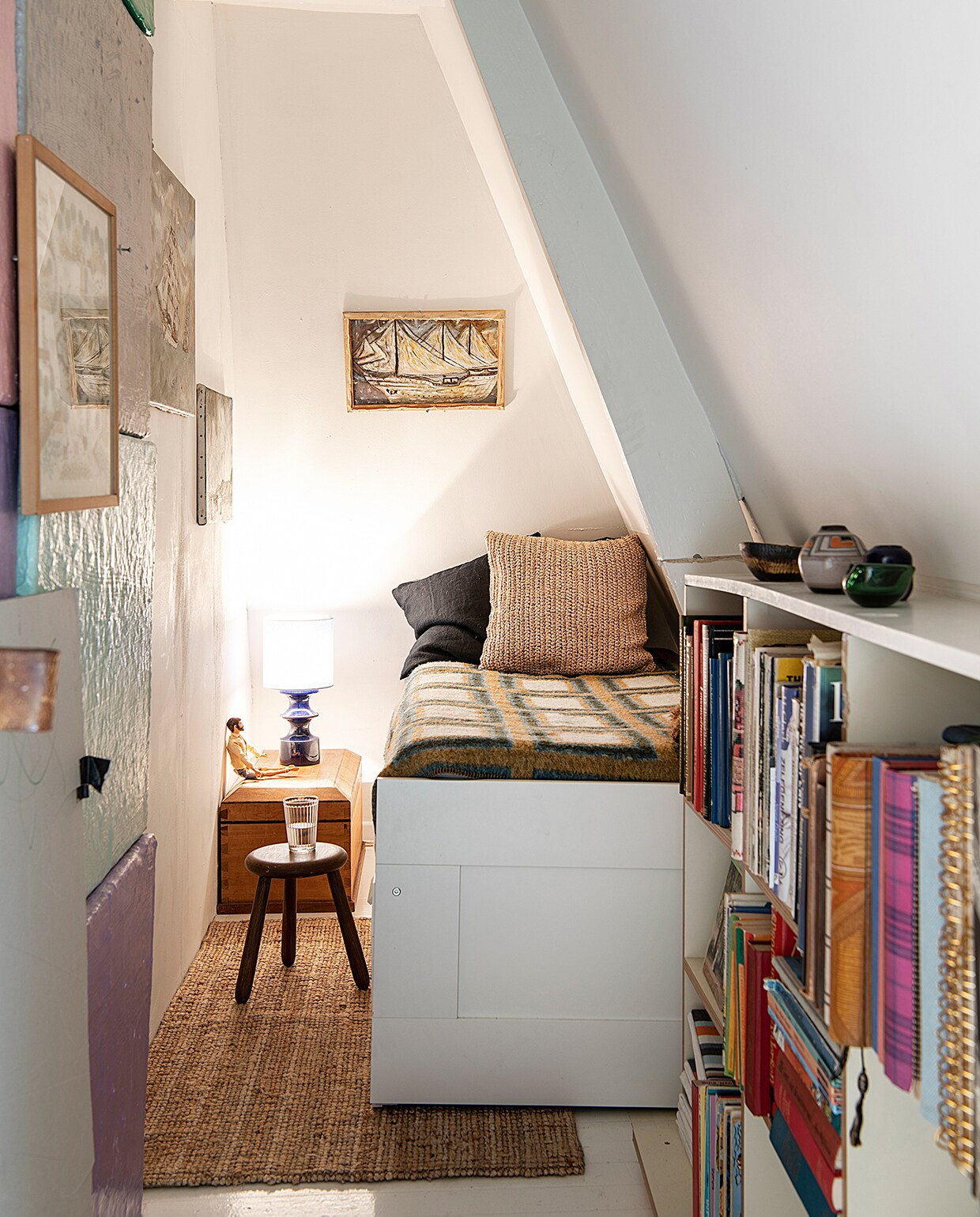 Logeerbed Ikea. Vintage wollen deken kringloop. Bruin kussen H&amp;M Home, zwart kussen en kleed Ikea. Kruk, lampenkap en -voet, potten op de kast en alle schilderijen van de kringloop. Kist door Karel gemaakt.