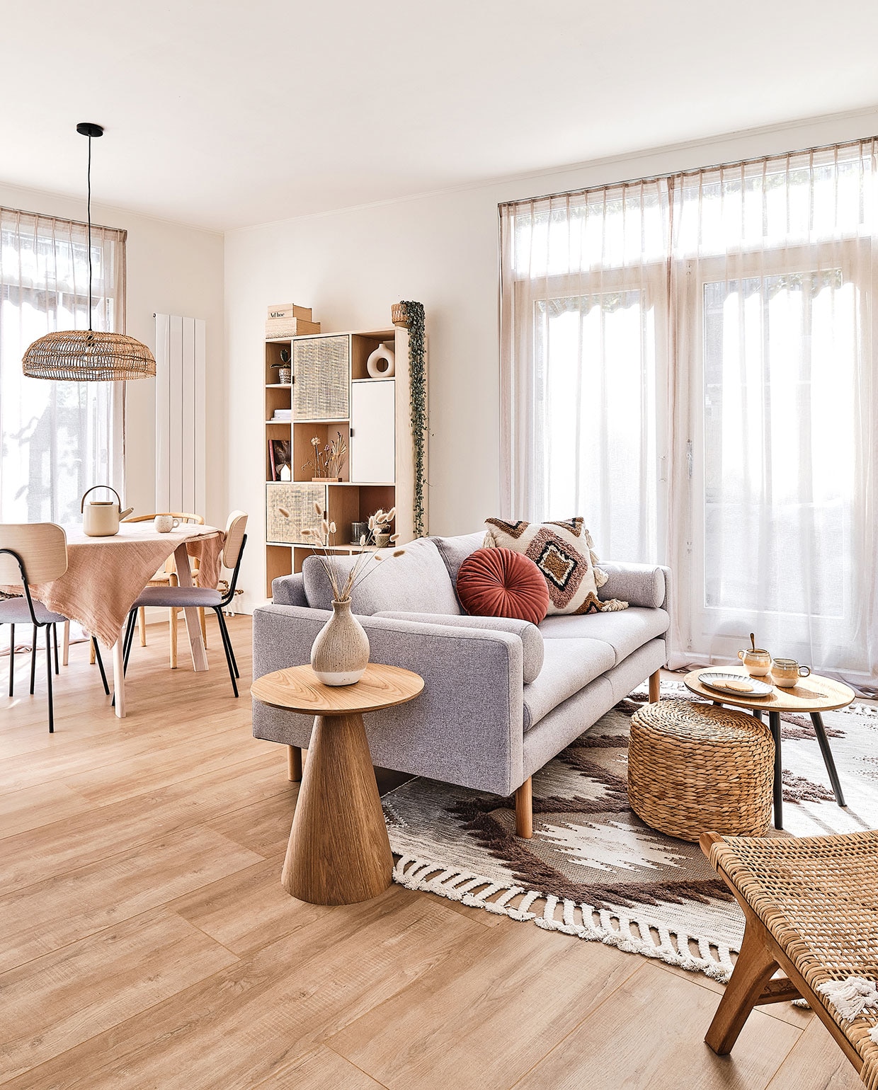 Vloer XL Rafter van vtwonen. Gordijnen whkmp’sown Wehkamp. Eettafel Woood. Stoffen stoel Kwantum. Houten stoel Sklum. Hanglamp en tafelkleed HKliving. Theepot Stelton via fonQ. Beker Bloomingville. Kast Maisons du Monde. Opbergkistjes Bloomingville. Cirkelvaas H&amp;M Home. Houten bijzettafel Kwantum. Vaas Jysk. Bank whkmp’sown Wehkamp. Rond kussen Essenza. Kussen met print en vloerkleed H&amp;M Home. Rieten poef Maisons du Monde. Bijzettafel Moos via fonQ. Servies Bloomingville. Rieten stoel Leen Bakker. vtwonen special tiny houses 03-2021 | fotografie Roos Oosterbroek Draw studio 24