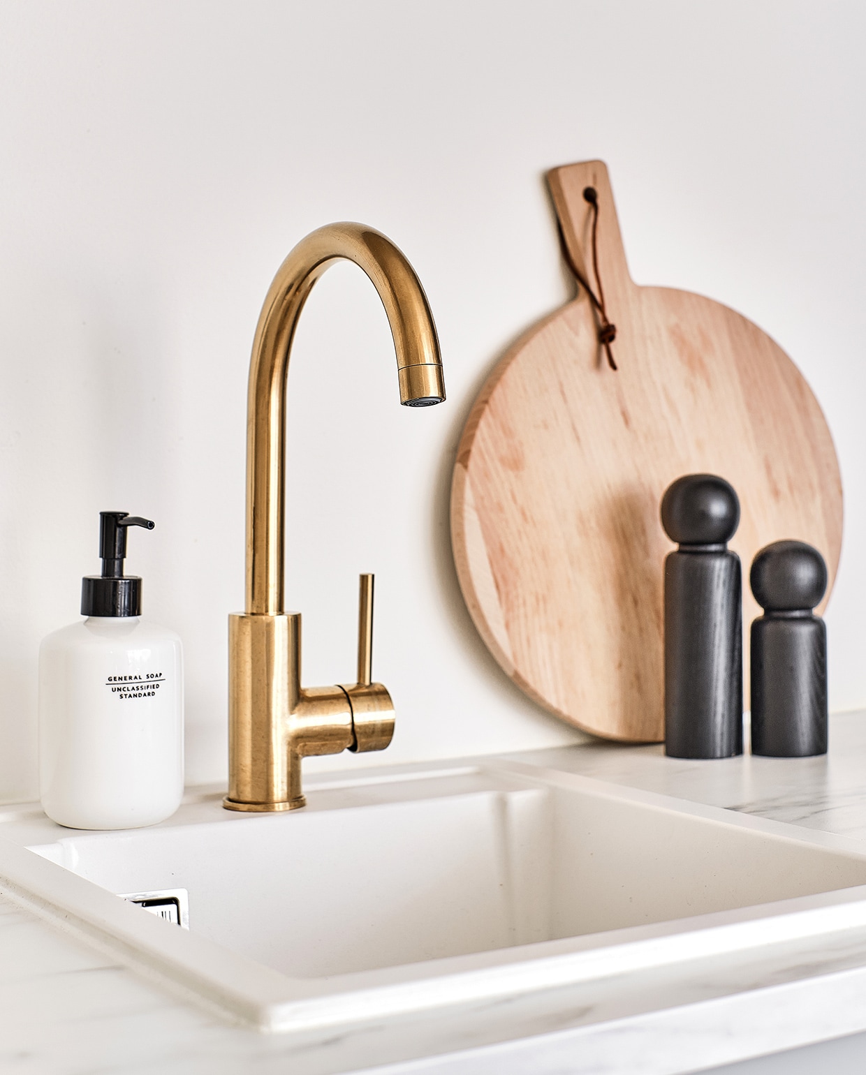 Keuken Ikea. Kraan Karwei. Terrazzo serveerplank HKliving. Peper- en zoutmolen Salt & Pepper via fonQ.  vtwonen special tiny houses 03-2021 | fotografie Roos Oosterbroek Draw studio 24