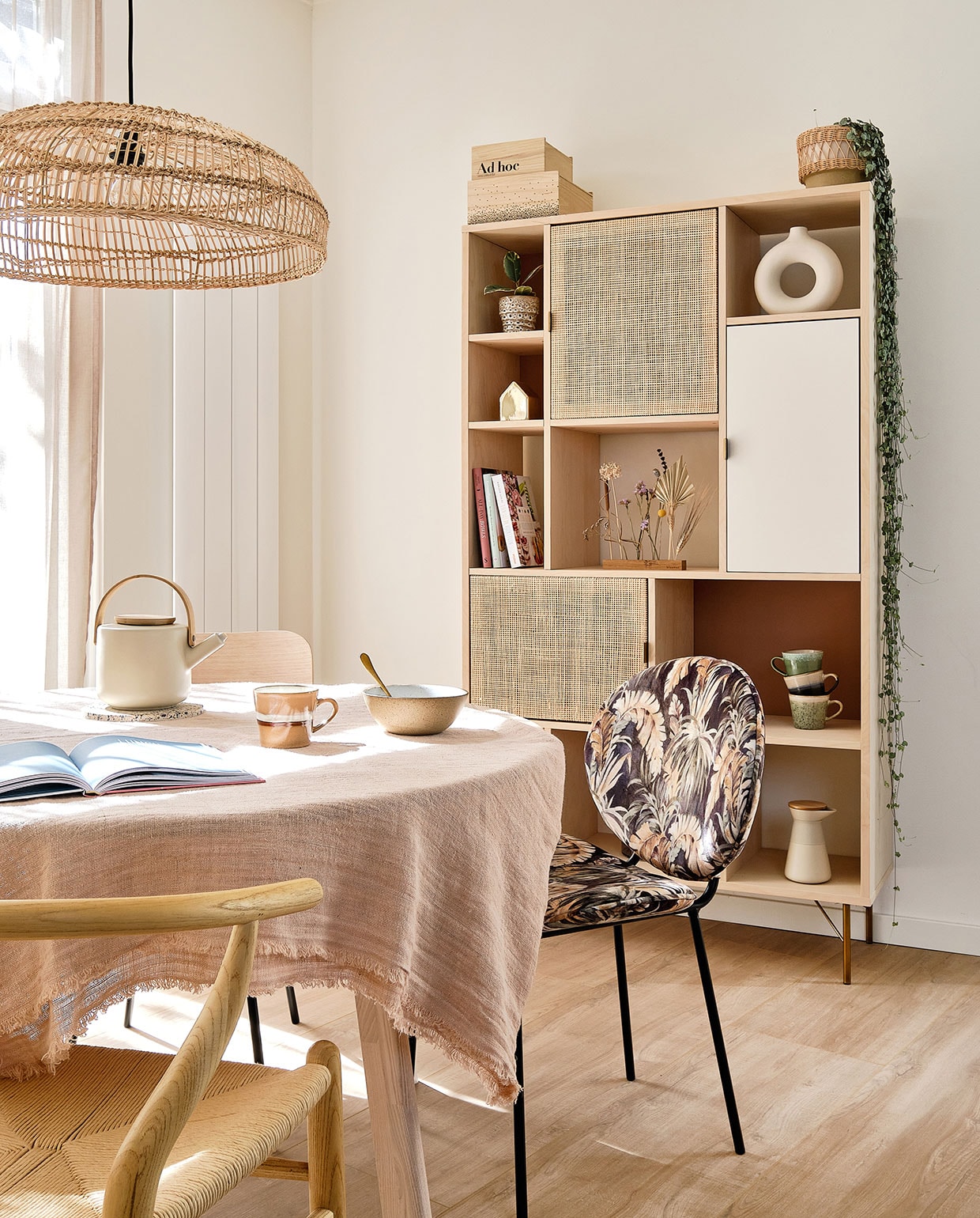 Houten stoel Sklum. Stoel met print Kwantum. lamp en tafelkleed HKliving. Theepot Stelton via fonQ. Kop en schaaltje HKliving. Kast Maisons du Monde. Kistjes Bloomingville. Plant in pot fonQ. Cirkelvaas H&M Home. Huisje Bloomingville. Droogbloemen Bloomon. Mokken HKliving. Koffiemaker Stelton. vtwonen special tiny houses 03-2021 | fotografie Roos Oosterbroek Draw studio 24