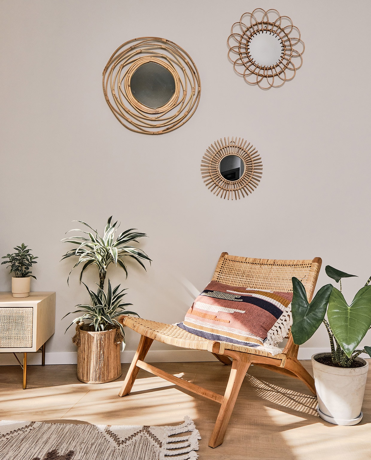 Rieten stoel Leen Bakker, kussen HKliving. Kleed H&amp;M Home. Kastje Maisons du Monde, plantenpotje Søstrene Grene. Rieten plantenpot Casa. Stenen plantenpot Green Lifestyle Store. Spiegels onderste H&M Home, bovenste en middelste Xenos. Muurverf kleur Subtle Stone extra mat van Flexa. vtwonen special tiny houses 03-2021 | fotografie Roos Oosterbroek Draw studio 24