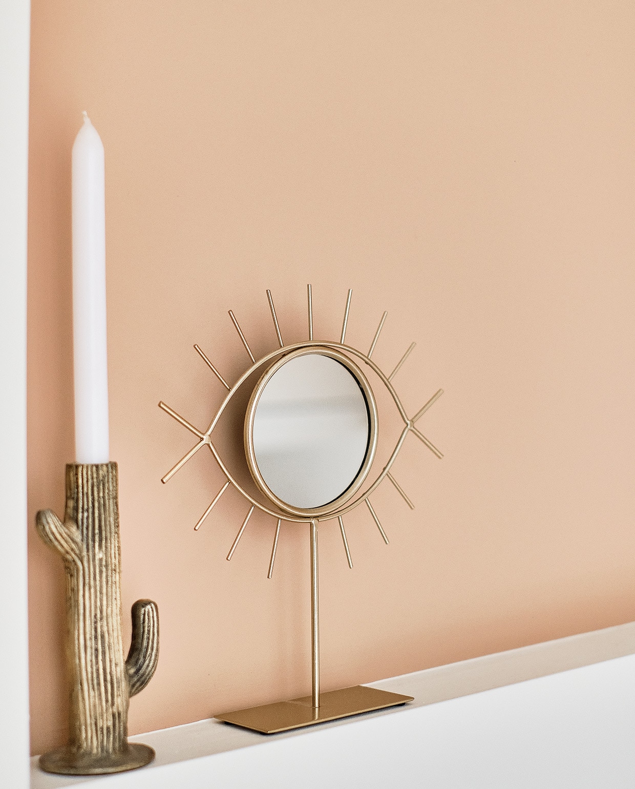 Kandelaar H&amp;M Home. Spiegel Jysk. vtwonen special tiny houses 03-2021 | fotografie Roos Oosterbroek Draw studio 24