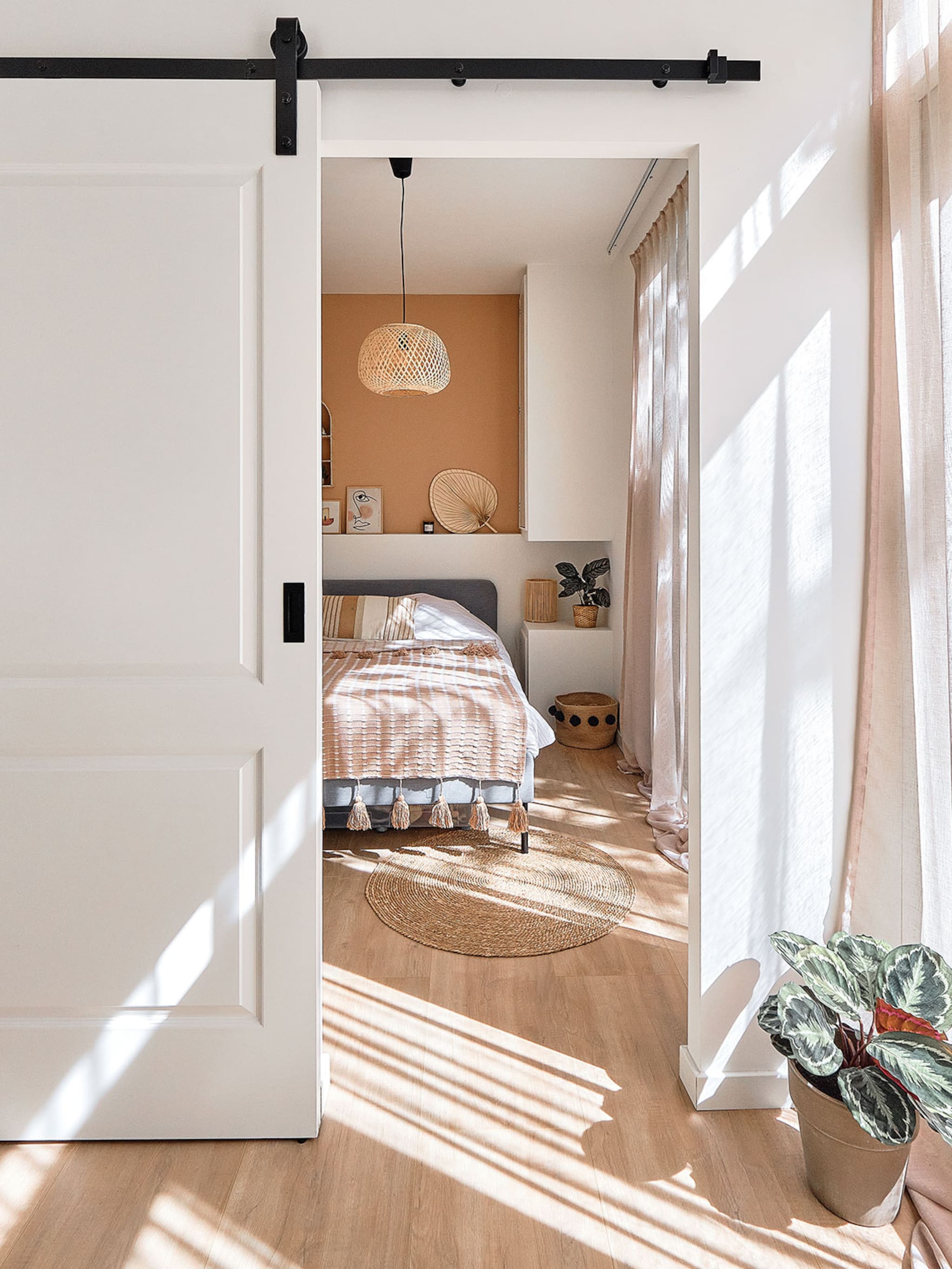 creeer een loftgevoel in de slaapkamer met een schuifdeur