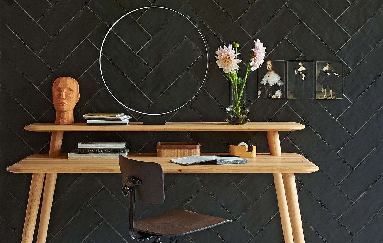 Wandtegel Mediterranea Antracite mat, 13,2×40, ook verkrijgbaar in glans. M.m.v.: De Machinekamer (bureau, bureaustoel), HK Living (lamp, kop, houten bakje) Loods5 (beeld).