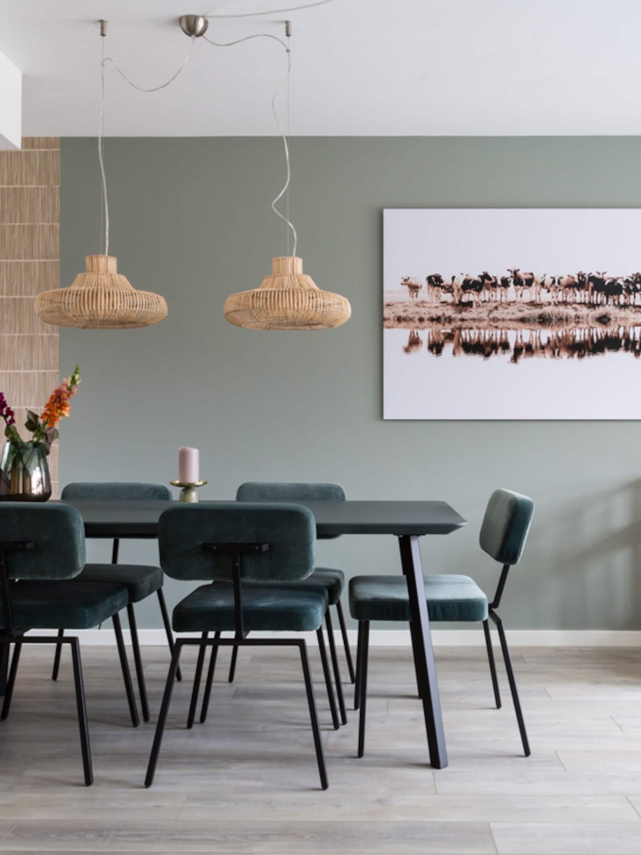 waan je in de jungle met rieten hanglampen boven de eettafel