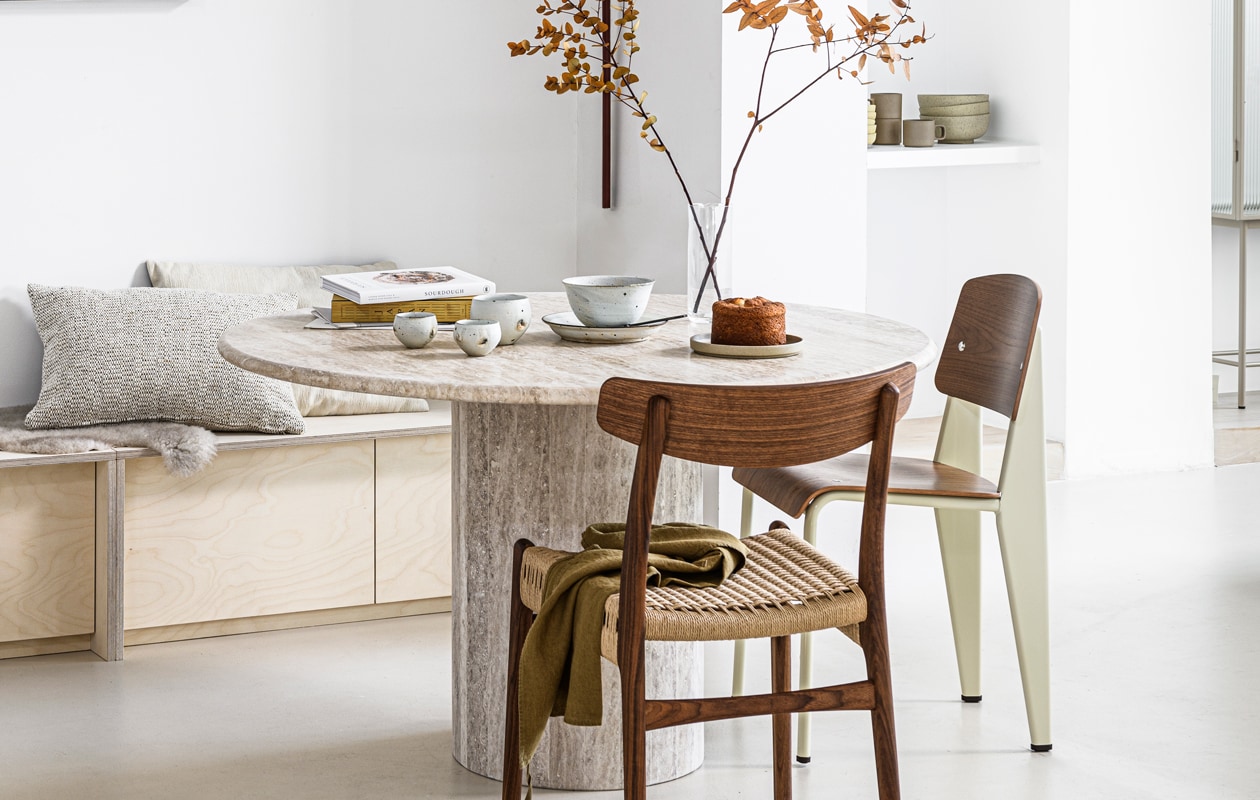 Fluwelen kussen van Hay € 79, opbergpoef Beau van Riverdale 41×44 cm cm (Øxh) € 89,95, kussen Knot khaki van Design House Stockholm € 117,-, dessertmessen van Serax set van 3 € 9,95, schaal Nordic Sand van Broste Copenhagen € 19,99, geribbelde vaas Aleray van Kave Home € 38,- (vtwonen.nl).&gt; Kunst Art Happa collection 2020, prijs op aanvraag (tessaderijk.com). Lamp Valerie Object € 720,-, wollen kussen € 125,-, Japanse kopjes Takashi per stuk € 35,-, grote Japanse kop Takashi € 46,50, Japanse kom Takashi € 54,-, Japanse schaal Takashi € 65,-, ronde travertin tafel Bean 125×76 cm (Øxh) € 3800,-, houten stoel CH23 van Carl Hansen vanaf € 779,-, theedoek € 19,-, houten dienblad € 55,-, servies in kast van J.C. Herman vanaf € 12,- (pantoufle-design.nl). Wollen vacht € 65,- (loods5.nl). Velvet kussen van Hay € 79,- (vtwonen.nl). Stoel Standard van Jean Prouvé € 675,- (vitra.com). Boeken privébezit. vtwonen 10-2020 | productie &amp; styling Kim van Rossenberg | uitvoering Richard van Meerveld | fotografie Sjoerd Eickmans\n