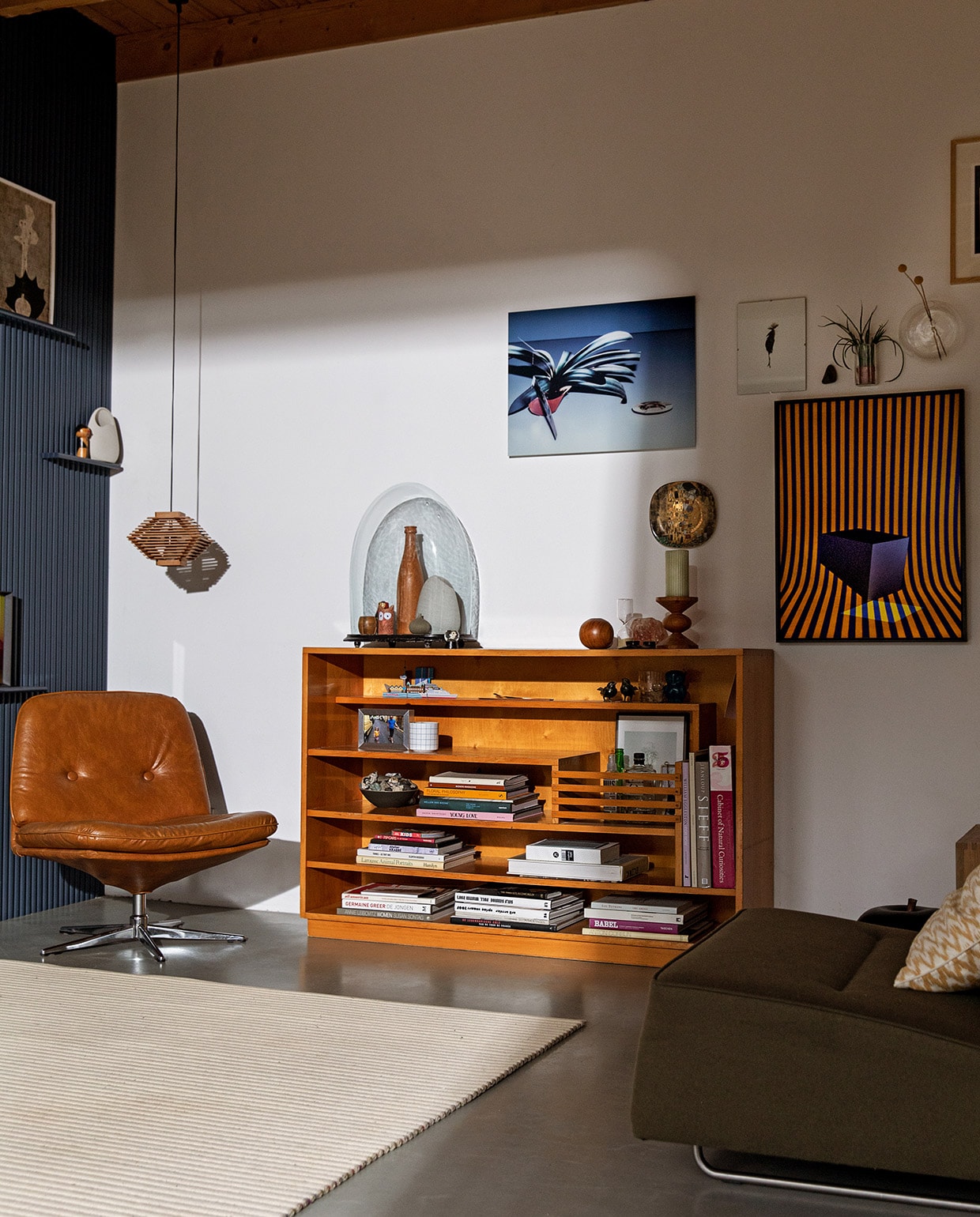 Hanglamp Amsterdam Yard Sale. Poppetje Intermodell. Vaas The Fine Store. Foto  Foto plant Scheltens & Abbenes. Kast Montessori. Stolp erfstuk. Houten fleskandelaar Pols Potten. Witte vaas The Fine Store. Kleine vaas Lindform. Knutselwerk kinderen. Matroesjka souvenir. Ronde kandelaar Pols Potten. Zandloper The Otherist. Voetjes-kandelaar souvenir. Houten kandelaar Pols Potten. Waxinelichthouder zoutsteen gekregen. Bord laten printen met opdruk van De Kus van Klimt. Gestreepte foto met kubus  . Vaasjes The Recollection Antwerpen. Schilderij veer Margot Weijer. Kleed Kinnasand Wave M. Stoel Palau. Kussen De Bijenkorf., , , , vtwonen 03-2021 | styling Ilona Jongepier | fotografie Dana van Leeuwen | tekst Sara Madou