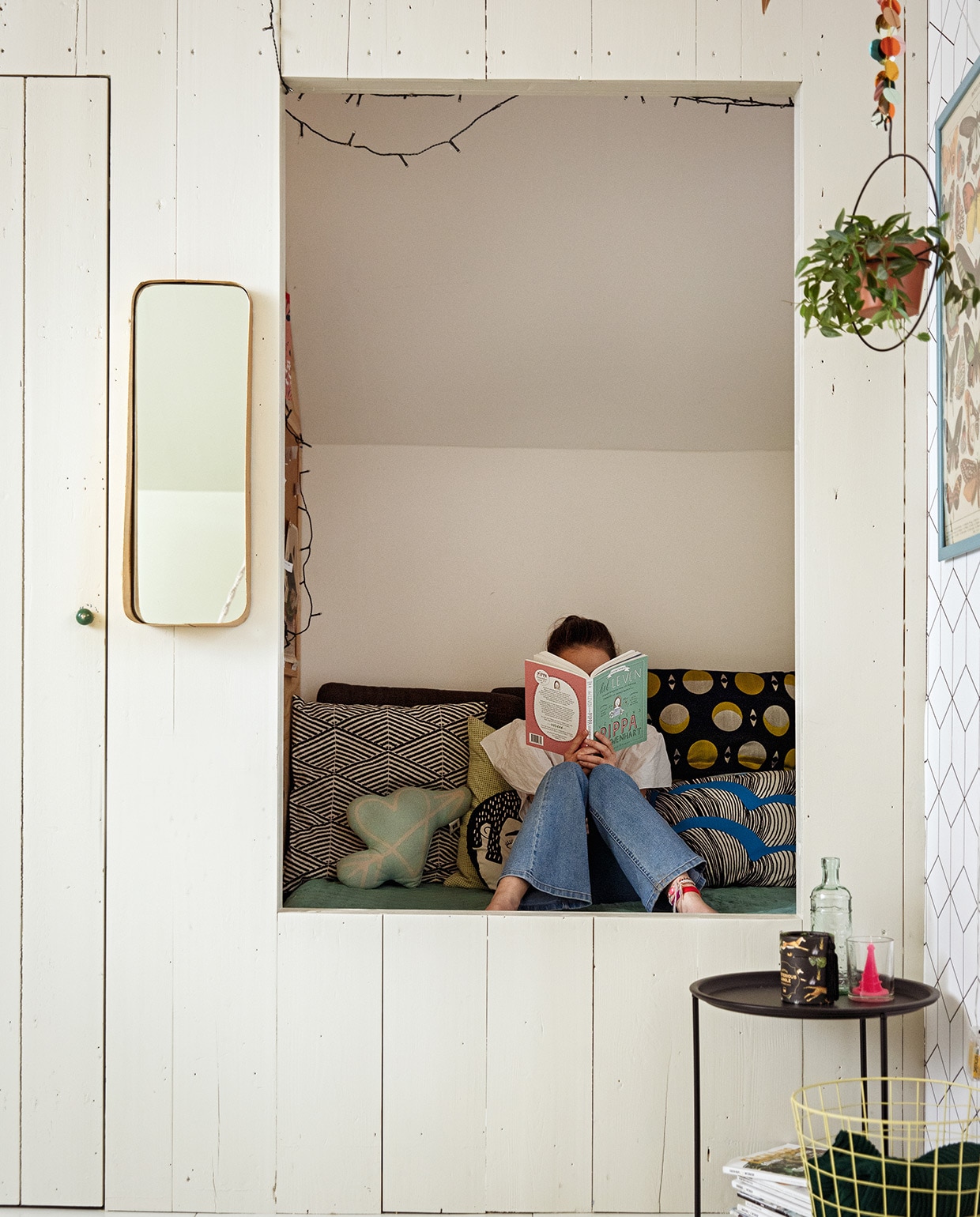 Spiegel Karwei. Matras met sprei Ferm Living. Gestreept kussen Ikea. Wolkenkussen Hema. Kussen gezicht Tiger. Planeten kussen Ikea. Vlinderposter Etsy. Mand Hay. Tafeltje Søstrene Grene. Hangplant Dille &amp; Kamille met zelfgemaakte ketting. vtwonen 03-2021 | Styling Ilona Jongepier | Fotografie Dana van Leeuwen | Tekst Sara Madou