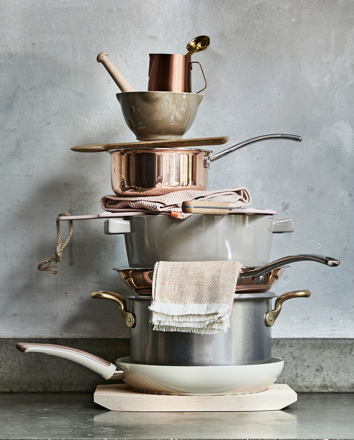 Van boven naar beneden: Maatlepels van Bloomingville, set van 4 € 12,50 Melkkan van Barista &amp; Co, 340 ml € 24,95 3. Vijzel en stamper van Emile Henry, Ø 14 cm € 29,25 Snijplank Surface Dune van Serax, 39×18 cm (lxb) € 59,- Steelpan New Vintage van BK, Ø 16 cm € 69,- Handdoek Vanilla &amp; Rose van Oyoy, 38×58 cm (lxb) € 12,25 Snijplank Chop Chop van Zuperzozial, 37,5×15 cm (lxb) € 19,95 Koksmes Surface van Serax € 95,- Keramische kookpan New Vintage van BK, Ø 24 cm € 55,- Koekenpan New Vintage van BK, Ø 28 cm € 89,- Theedoek Blend van Ferm Living, 50×70 cm (lxb) € 14,- Kookpan van Sambonet, 6,5 liter € 159,- Koekenpan Woodbe van Greenpan, Ø 28 cm € 49,99 Snijplank Field van Hay, 33,5×23,5 cm (lxb) € 49,- (vtwonen.nl). vtwonen.nl shopboekje 11-2017 | styling Cleo Scheulderman | fotografie Jeroen van der Spek
