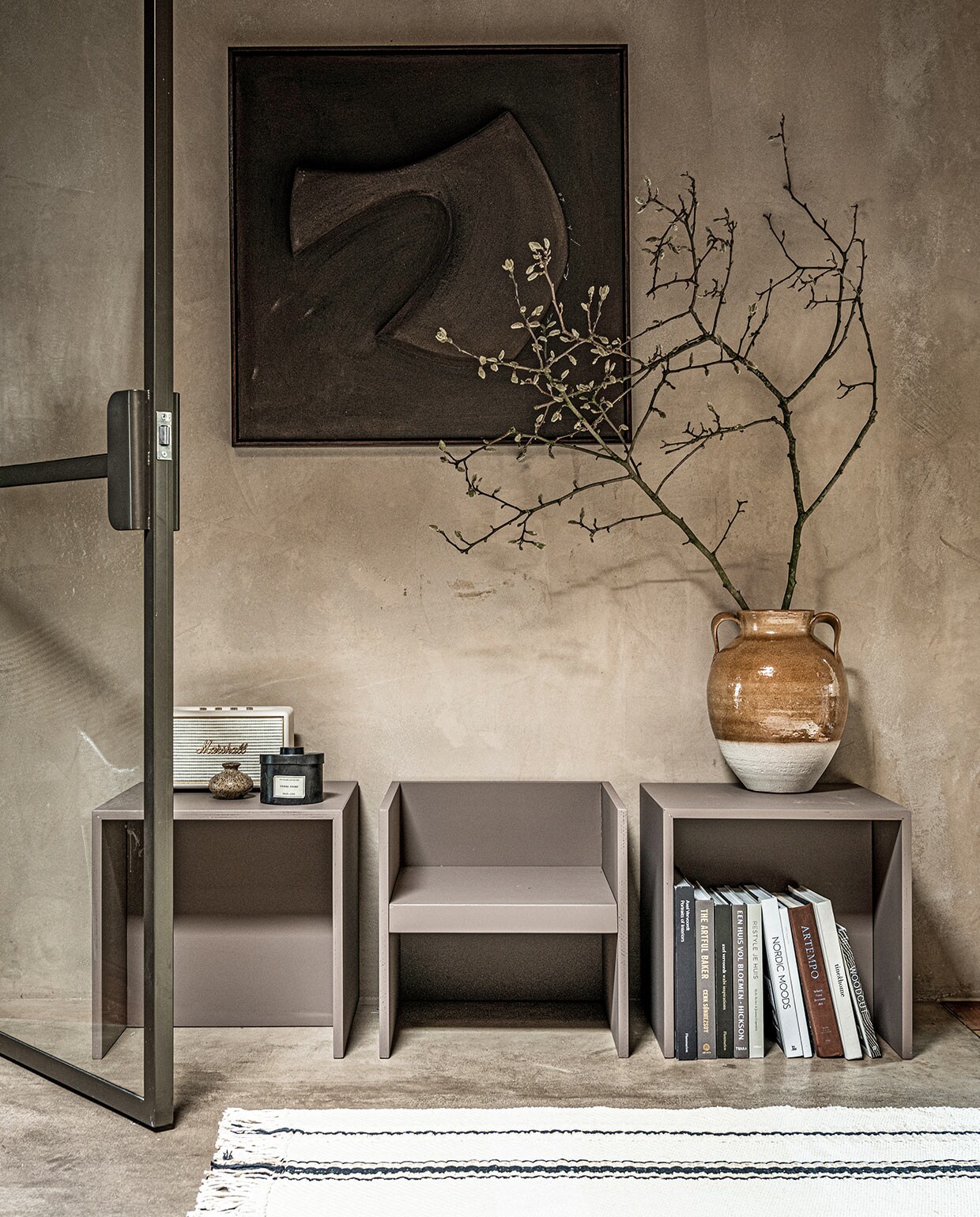 Tweekleurige pot (zarahome.com). Marshall speaker (coolblue.nl). Vaasje (kringloopwinkel). Kunstwerk prijs op aanvraag (tessaderijk.com). Verf kubussen Scullery 318 (littlegreene.nl). Overig privébezit. vtwonen 03-2021 | Styling Kim van Rossenberg | Uitvoering Richard van Meerveld | Fotografie Sjoerd Eickmans
