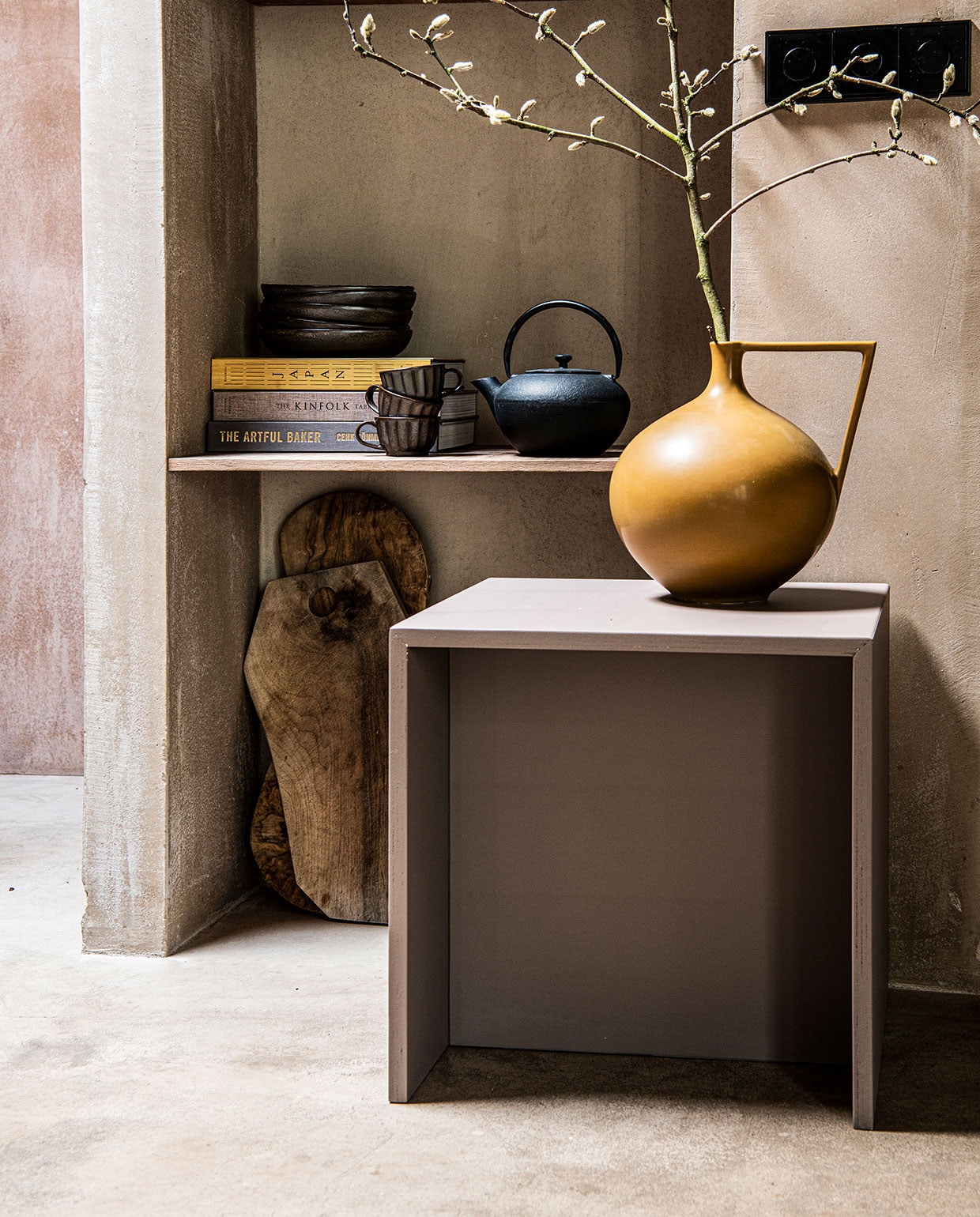Okergele vaas van HKliving, zwarte theepot Pure van Serax , espressokopjes Inku van Serax, schalen Inku van Serax (vtwonen.nl). Overig privébezit. vtwonen 03-2021 | Styling Kim van Rossenberg | Uitvoering Richard van Meerveld | Fotografie Sjoerd Eickmans