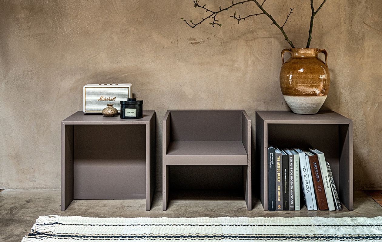 Tweekleurige pot (zarahome.com). Marshall speaker (coolblue.nl). Vaasje (kringloopwinkel). Kunstwerk prijs op aanvraag (tessaderijk.com). Verf kubussen Scullery 318 (littlegreene.nl). Overig privébezit. vtwonen 03-2021 | Styling Kim van Rossenberg | Uitvoering Richard van Meerveld | Fotografie Sjoerd Eickmans