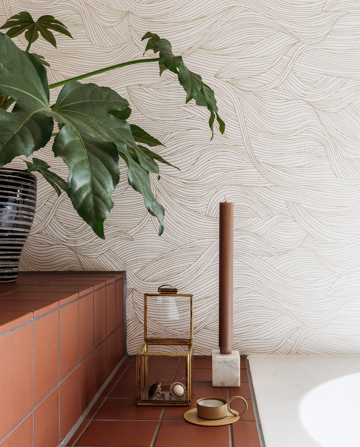 Tegels op vloer, wastafelmeubel en badombouw Vlak Rouge van Winckelmans, bovenste wandtegels Tinte Grigio Chiaro Lucido van Quintessenza. Wandlampen art deco van Flore via Lampenlicht.nl, spiegel House Doctor. Waskommen Stilo van Ben, kranen Cadans XL van Wiesbaden Sanitair. Spiegelbakje Zara Home, plantenpot kringloop. Behang Blossom Alula van Casamance. Kim heeft het twee keer met decorateursvernis van Polyvine behandeld. vtwonen 03-2021 | Productie Coco Features | Styling Laurien Deken | Fotografie Inge Korver | Tekst Mariska Keus